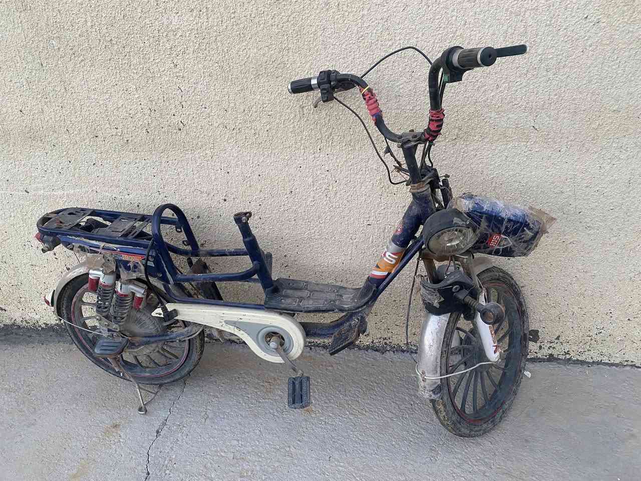 السلام عليكم 
موطور شحن يرادله عقل شحانه ويه بطاريات جديده ماصار شهر من اخذتهم قيم بما يرضي الله متواجد ***********
