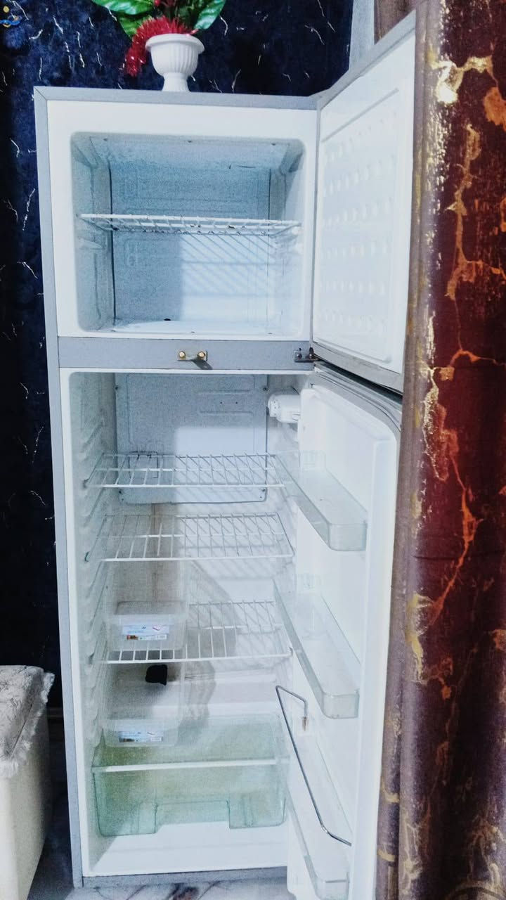 ثلاجه للبيع سعر 170 شرط لتجميد.   عنوان. شارع. لمطار           ***********
