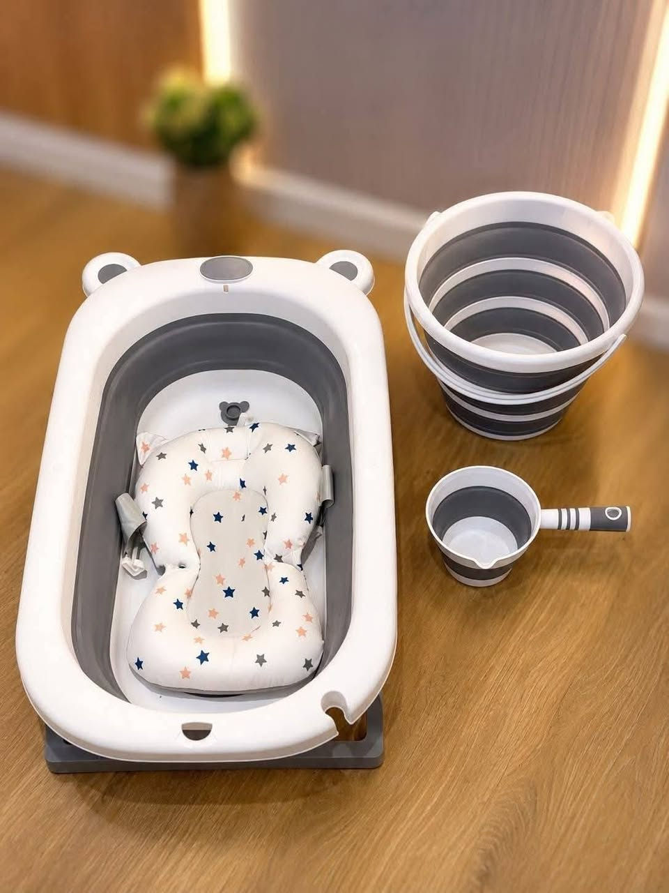 طقم بانيو 🛀  إستحمام قابل للطي مكون من 4 قطع مميزة 🩶

1️⃣ - حوض (بانيو ) استحمام قابل للطي 🛀 
2️⃣ - وسادة استحمام تساعدك على الإستحمام و تحمي طفل من الإنزلاق 
3️⃣ - سطل ماء قابل للطي 
4️⃣ - كيلة(طاسة) ماء قابل للطي لتسهيل سكب ماء 💧
ياتي مع مقياس لقياس حرارة الماء


**إذا كنت صاحب هذا الإعلان وتريد حذفه لأي سبب، رجاءا أرسل رسالة إلى الدعم الفني**