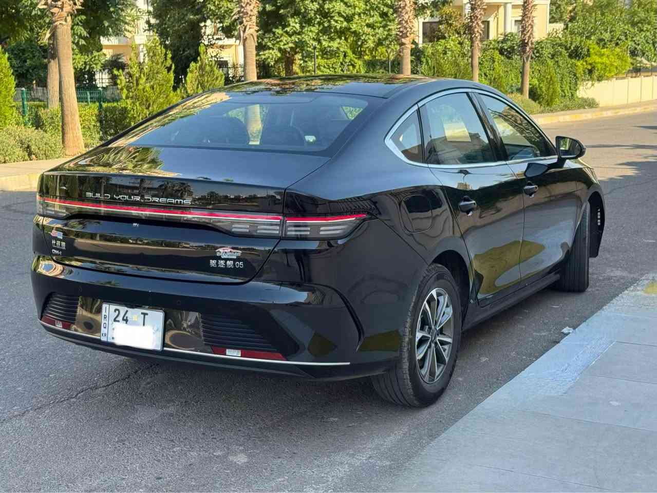 ***********
BYD ديستروي 2025 
‎المواصفات 
‎شاشة متحركة
 حساسات 
كاميرا خلفية
 مثبت سرعة 
كشنات جلد رياضي 
كير ماوس 
اوتو هولد 
لد امامي خلفي 
لايتات زنون  
انظمة قيادة
 وباقي المواصفات 
‎مكان السياره دهوك 
‎السعر 135 ورقه بي مجال دهوك, العراق
