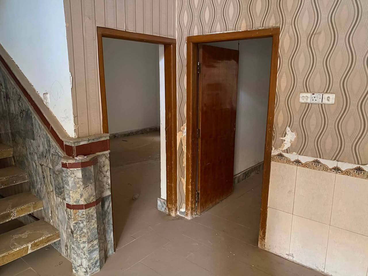 الدار للبيع
📏المساحة 320 متر الواجهه 16 متر النزال 20 متر طابقين

📍الموقع : قطاع 28 خلف السوق مباشر فرع الضريبه القديمة

البيت يحتوي على كراج كبير وحديقة وصحيات خارجية

الطابق الاول يحتوي على استقبال وصاله كبيره وغرفتين نوم ومطبخ حار ومطبخ بارد وصحيات داخليه 

الطابق الثاني يحتوي على 3 غرف نوم وسطحين مجموع الغرف 5 غرف نوم 

للاستفسار عبر الخاص او الاتصال على الرقم ***********
