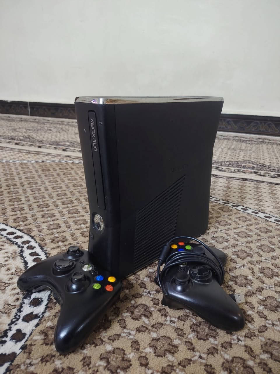 للبيع اكس بوكس 360جديد ممفتوح شرط نضافه 100/100 ويا دبل جوستك واحد بلادي وحد واير بس جديده بي 80 لعبه مكاني كركوك السعر 125🔥🔥/للاتصال ***********
