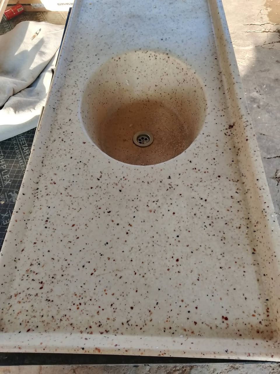 السلام عليكم 
سنك مرمر نضيف حيل 
السعر 100 بيه مجال 
سرير خشب مستعمل شي قليل السعر 55
للاتصال ***********
