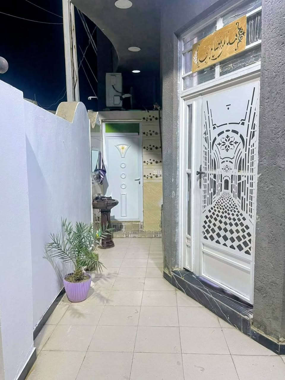 ((( أني صاحب الدار وليس مكتب عقار )))
على بركة لله دار للبيع في منطقة الخماس قرب جامع علي المرتضى يبعد عن الشارع العام ثالث دار 
المساحة الكلية 150 متر يتكون من / كراج / أستقبال / مطبخ / صالة / غرف نوم عدد 2 / مناور عدد 2 / سطح عدد 2 / وصحيات داخلية وخارجية الدار بلكامل (( سراميك وبورسلين وگرانيت )) للاستفسار اكثر الاتصال على الرقم التالي (( *********** ))
