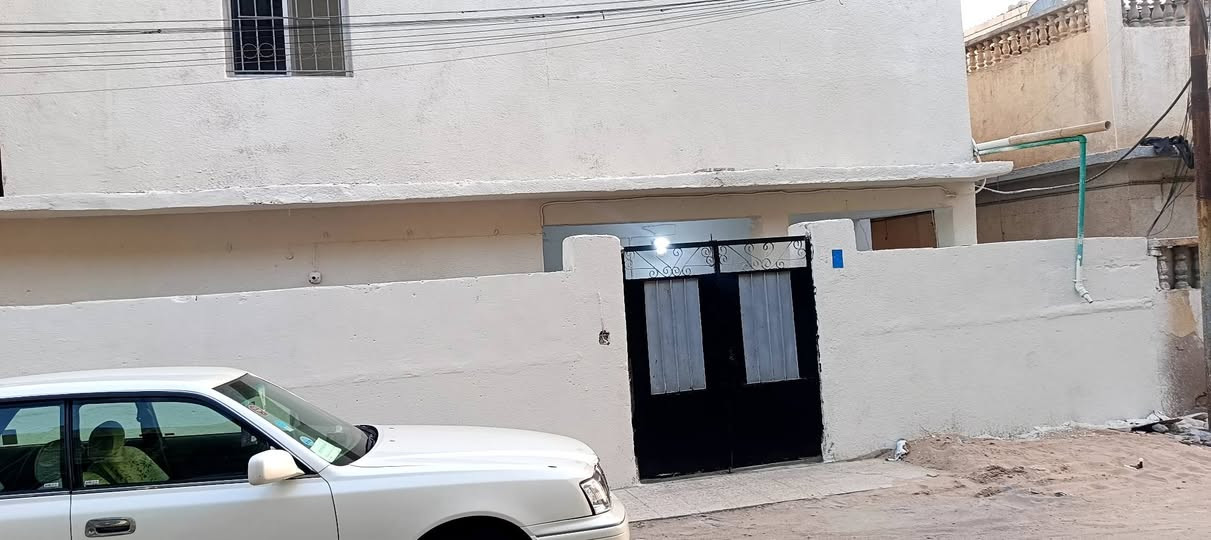 بيت للبيع/ طابقين ملك صرف عرصه 
المساحه / 156متر
المكان/ ابي الخصيب فلكه الباني مقابل اسواق الغدير 
يبعد عن الشارع العام 8 متر 
البيت بصف الركن 
السعر 170 مليون قابل للتفاوض 
للاستفسار الاتصال -***********

