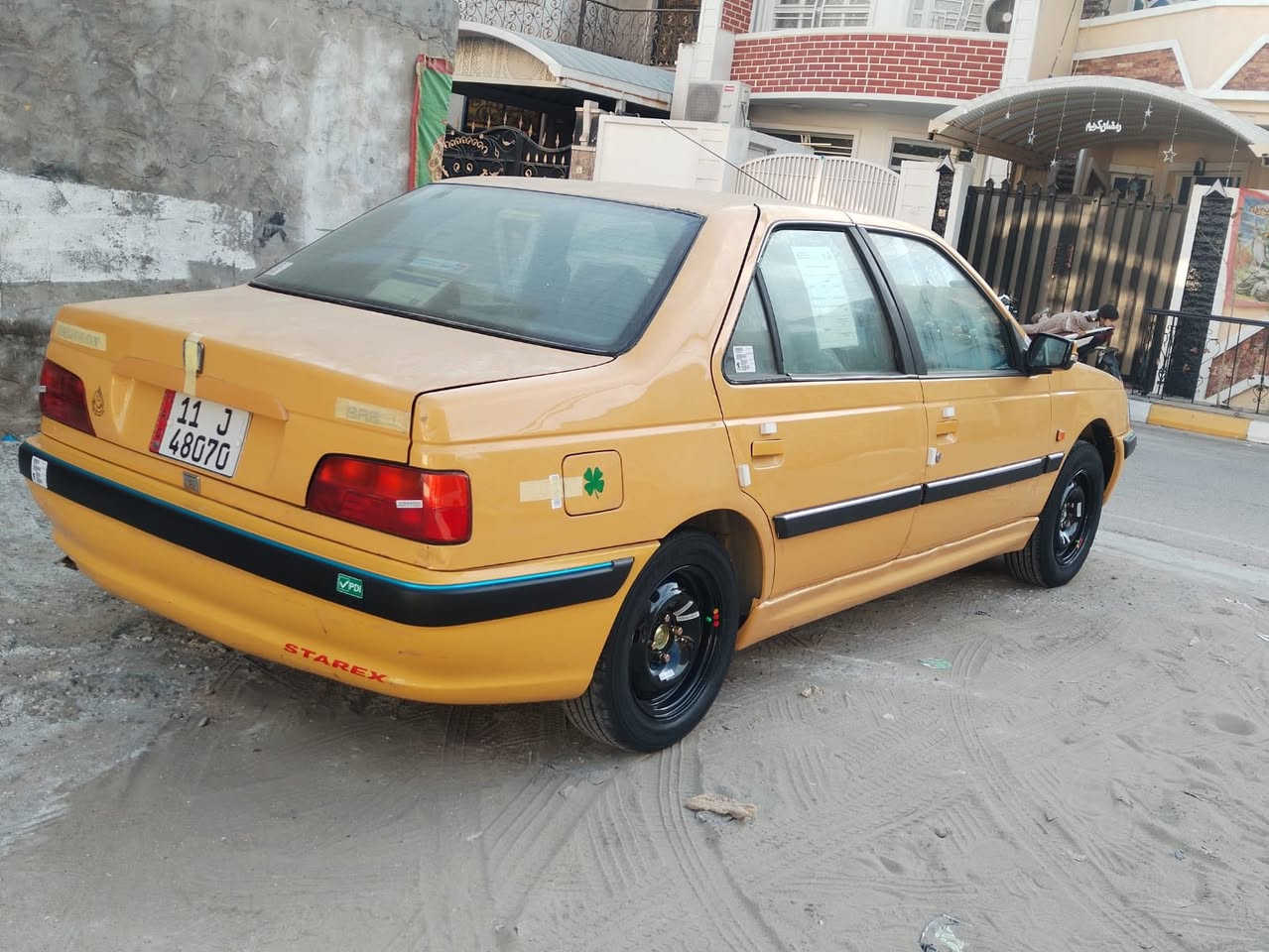 سلام عليكم 
بيجو بارص 2015 
سياره جديده خير من الله مناقصها شي 
جاهزه بوجهك للشارع مصفره هيه وغرامات 
مكان سياره بغداد الحسينيه سعر 45وبيها مجال بصيط رقم ***********
