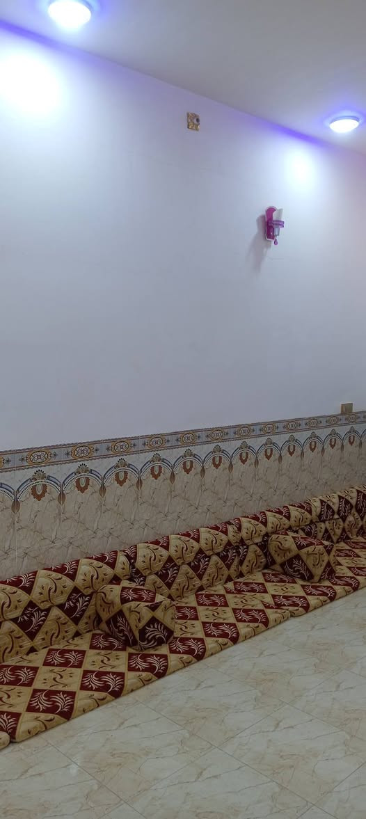 بيت مساحه ٢٠٠ بل حاوي لعباس  منطقت رشيد لسراي عل كرمه غرف ٢ وصاله مطبخ وحمام داخلي ديوانيه وصحيات خارجيه مع سبالت ٣ شغالات. منور ٢ صب اساس وسقف كونكريت كله سيراميك حته لحوش لسعر اتصل على رقم
***********
