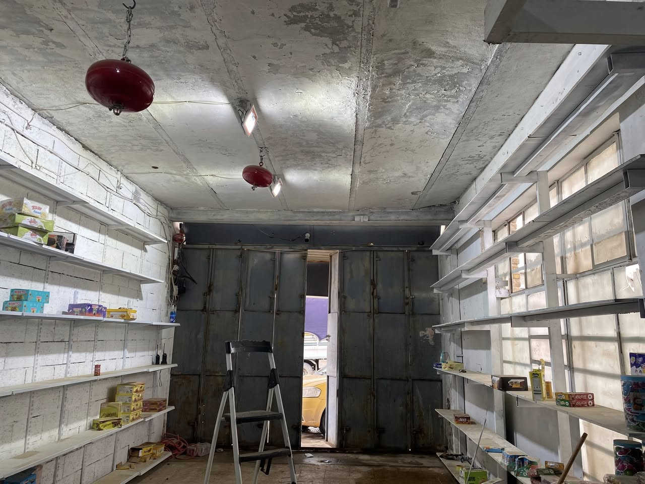 السلام عليكم 
مكتب للبيع في بابل الحلة شارع الجبل نزلة الثلج 
يحتوي ؏ براد 5 طن وتجميد 10 طن ومكتب محاسبة ورفوف وسكيب 
للاستفسار الاتصال ؏ الرقم ***********
