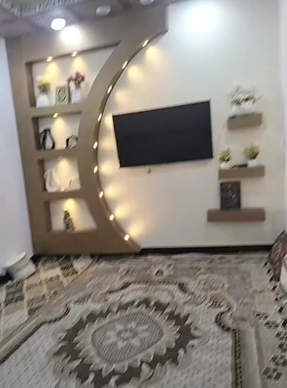 دار للبيع مساحته 120 متر خلفي ع ساحة بناء جديد طابوك يحتوي على غرفه و صاله و ستقبال و مطبخ و صحيات خارجه و داخليه يقع في حي تضحيه قرب جامع ام البنين و قرب مولد ابو علاء ستفسار تصال ع رقم *********** او مراسله صفحه شخصيه
