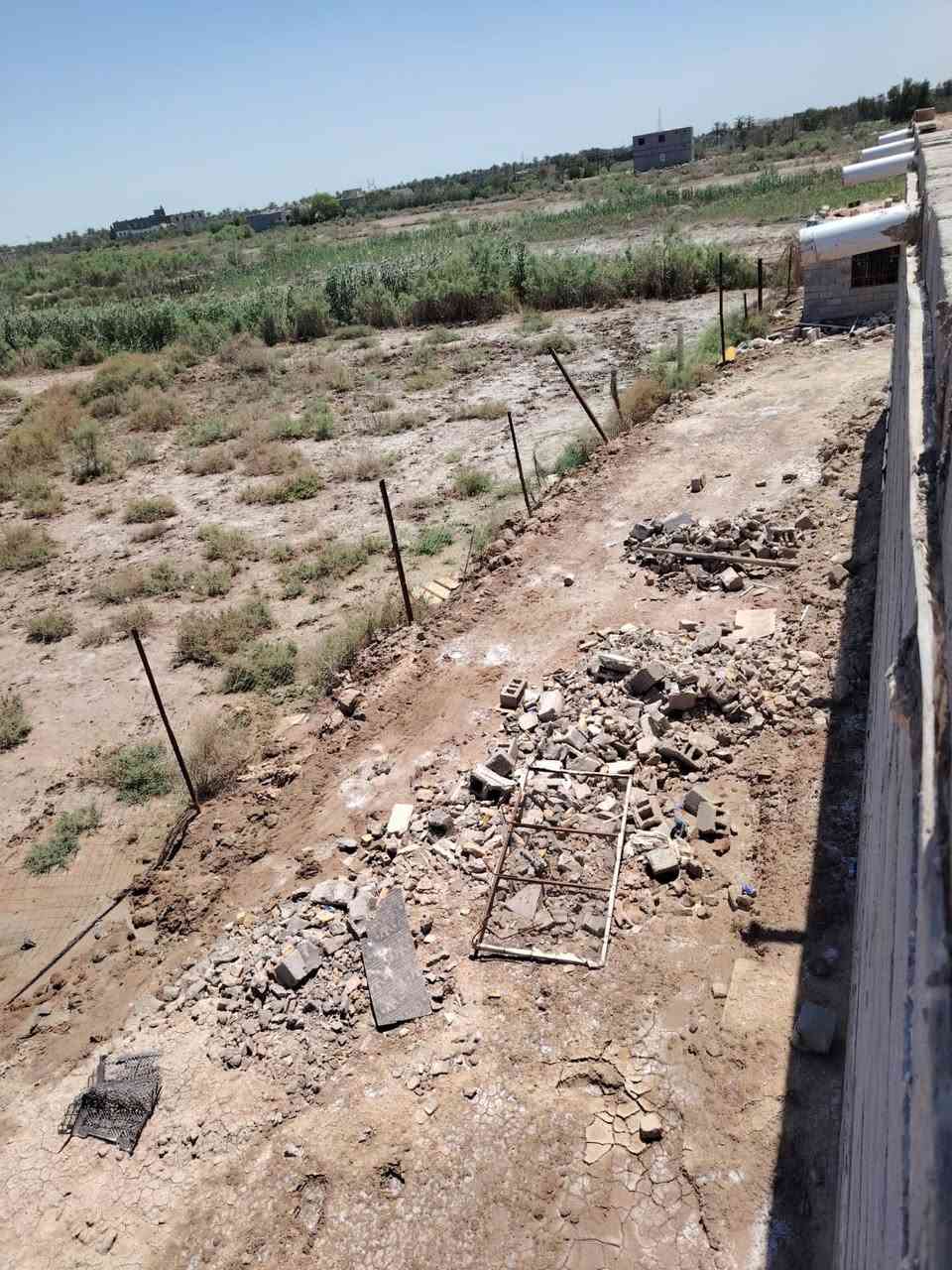 السلام عليكم 
يوجد دونم ونص وبيت مساحة 250 متر كامل عكادة 3 غرف استقبال وصالة ودوانية وحمامات ومطبخ حار وبارد وبتلو مساحة 250 نفس الخارطة للبيع كلهم سوة متوفرة الخدمات شارع فرعي تبليط كهرباء ماي 
العنوان النشوة البيجية شارع السدة يبعد عليها مسافة قريبة 
السعر 110 وبيها مجال للشراي 
للأستفسار ***********
