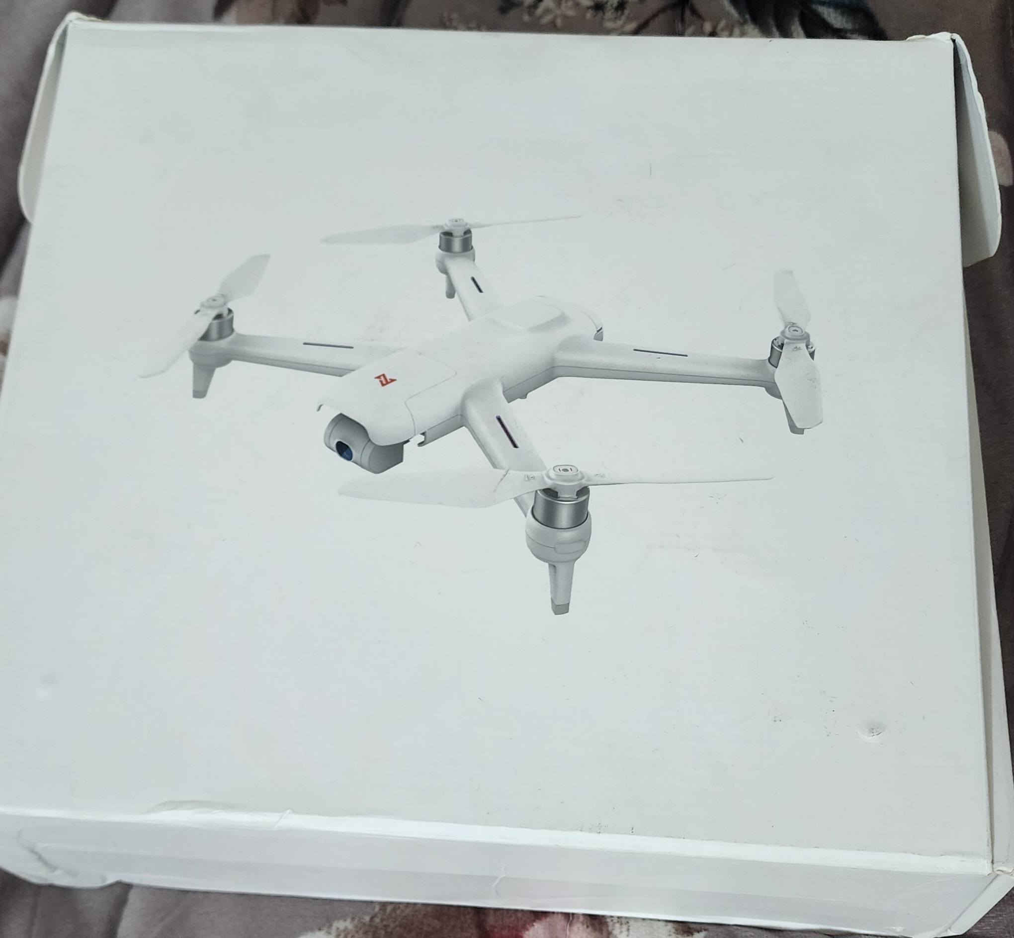 السلام عليكم
درون شاومي فيمي a3 فول مواصفات وشركه اصليه مو تقليد 
المواصفات.. كامره بدقه عاليه full hd
تحكم جوستك مع شاشه كبيره
نظام تحديد الموقع gps
عوده تلقائيه لمكان الاقلاع عند نفاذ الشحن 
كمبل محورين مع تثبيت الكتروني مع تحكم بالكمبل 
مده الطيران 30 دقيقه 
سعه البطاريه 5200ملي امبير وبطاريه اضافيه 4000 ملي امبير
البطاريه الاصليه سعتها قليله 2000 ملي امبير واني بدلتها
 ارتفاع 500 متر 
مدى 1 كيلو
وبعد بيها هوايه مواصفات وهوايه بيها خيارات بالجوستك
من ضمنها ربط كمبل لحمل الاشياء ونقلها الى مكان ثاني
وتحمل وزن 2 كيلو
شباب استعال قليل وبعدها جديده ومطيرها بس مرتين ومن زمان ضامها مااستعملها واخذتها اب 250 واريد ابيها اب 200
وتوصيل موجود لكل العراق والشراي يخابرني 
شباب البيع بأعتماد رصيد كارت 10 اثير لان اكو ناس تطلب وماتستلم الطلب
رقمي *********** وبي واتساب
ملاحظه مااكدر اطيرها بالفديو اكثر بسبب المنطقه والجيران 
ووياها بطاريات 2 وحده اني سويتها فول 4000 ملي امبير والثانيه اشتريتها ب30 الف
