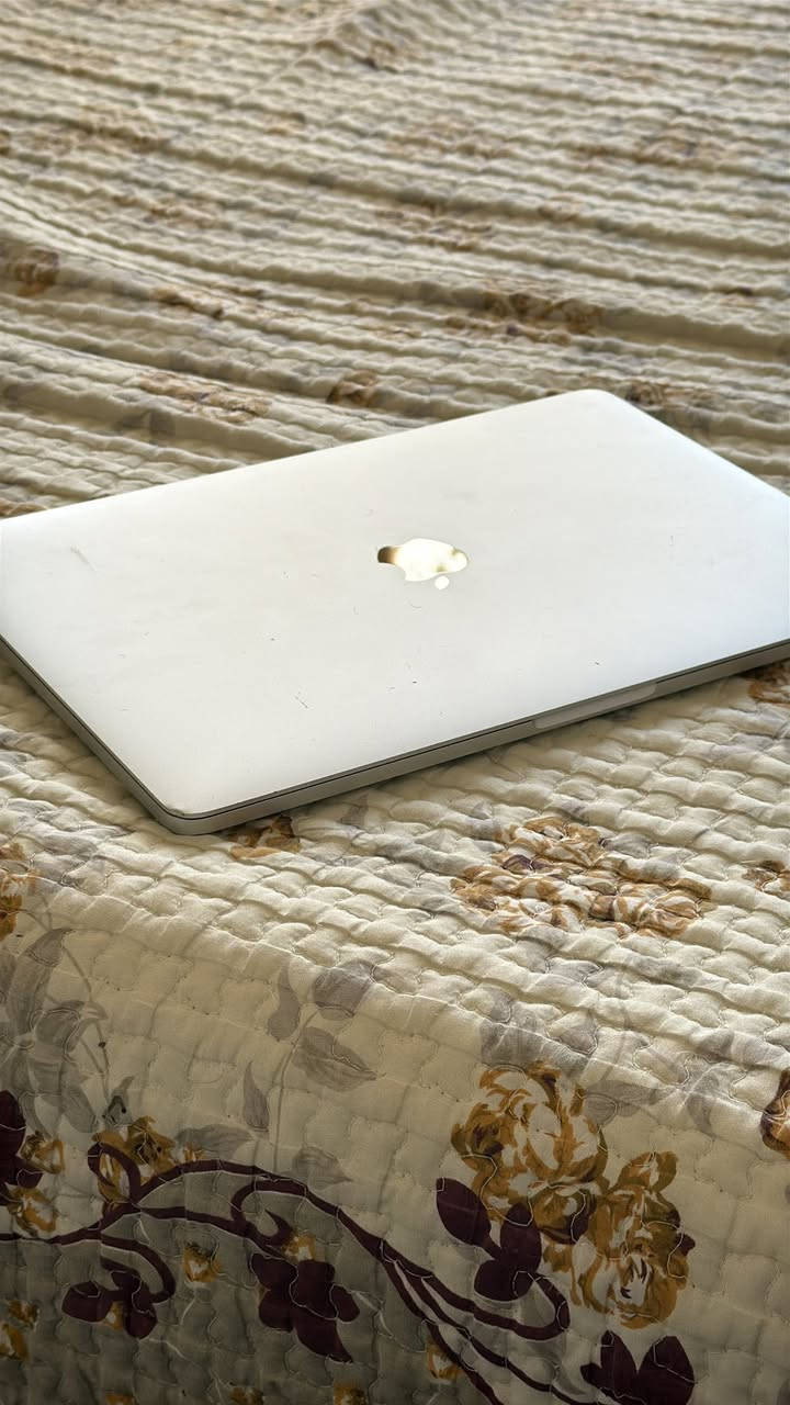 ماك بوك m1 pro حجم 13
رام ٨ 

هارد SSD 256

بصمة اصبع

تاج بار 

اضائه تلقائيه 

صوت عالي 

نظام 26.5.1 

لون سلفر 

حالة البطاريه عادي 

لابتوب كلش قوي اني مصمم ومنزل علي كل برامج الادوبي واشتغل علي فوتو شوب طبيعي والبطاريه كلش زينه 

بس المشكله الابتوب واكع وبي ضربات بلجانب

السعر900 الف وبي مجال 

التواصل واتساب 

***********

