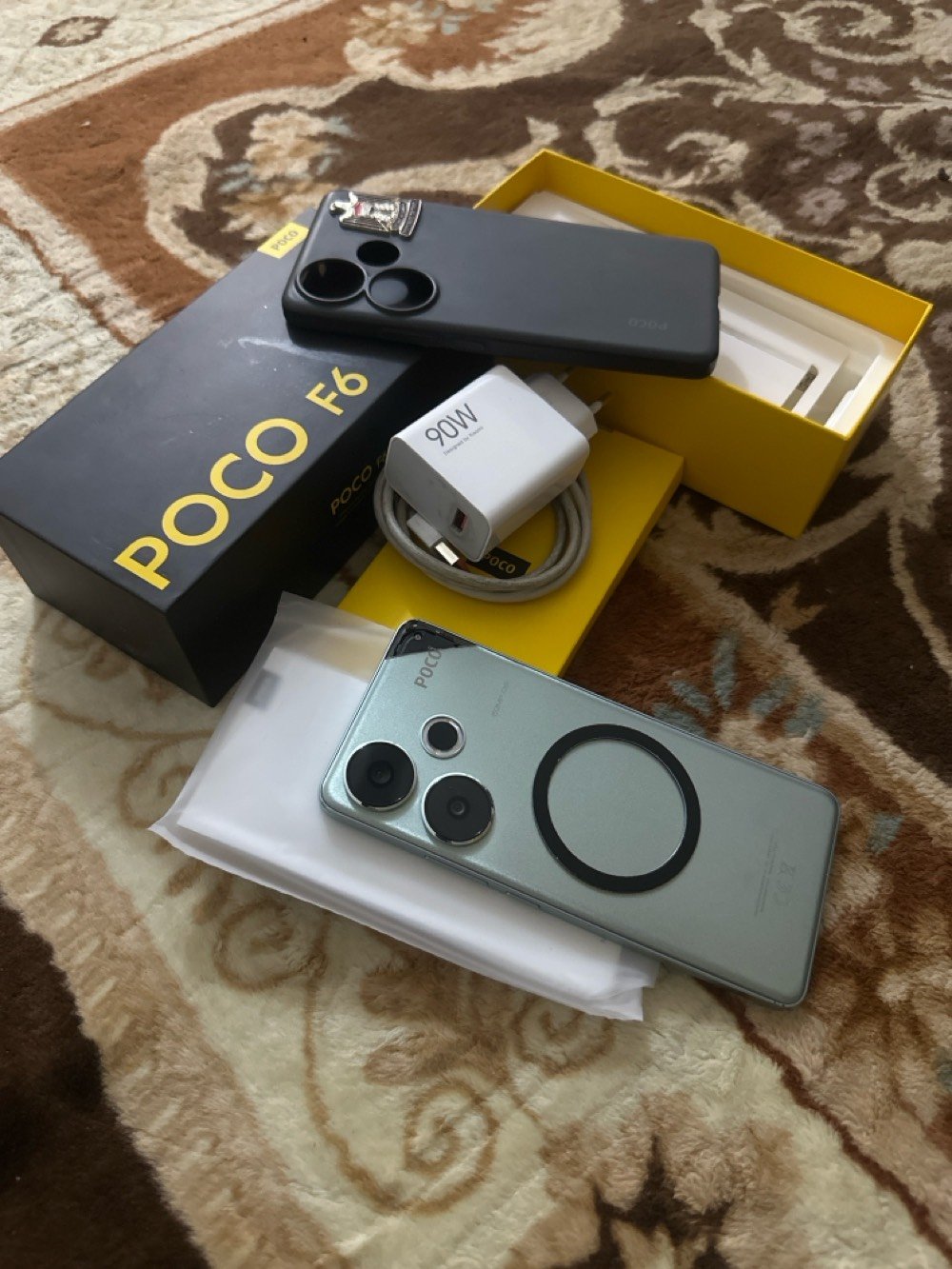 سلام عليكم بوكو F6 ذاكرة 512/12 جيجابايت للبيع مكاني بغداد نضيفً حيلل بس بي هاي الثلمة البسيطة وكلشي مابي بطارية وشاشة يخبلن 120 فريم كل ال الاعب🩶