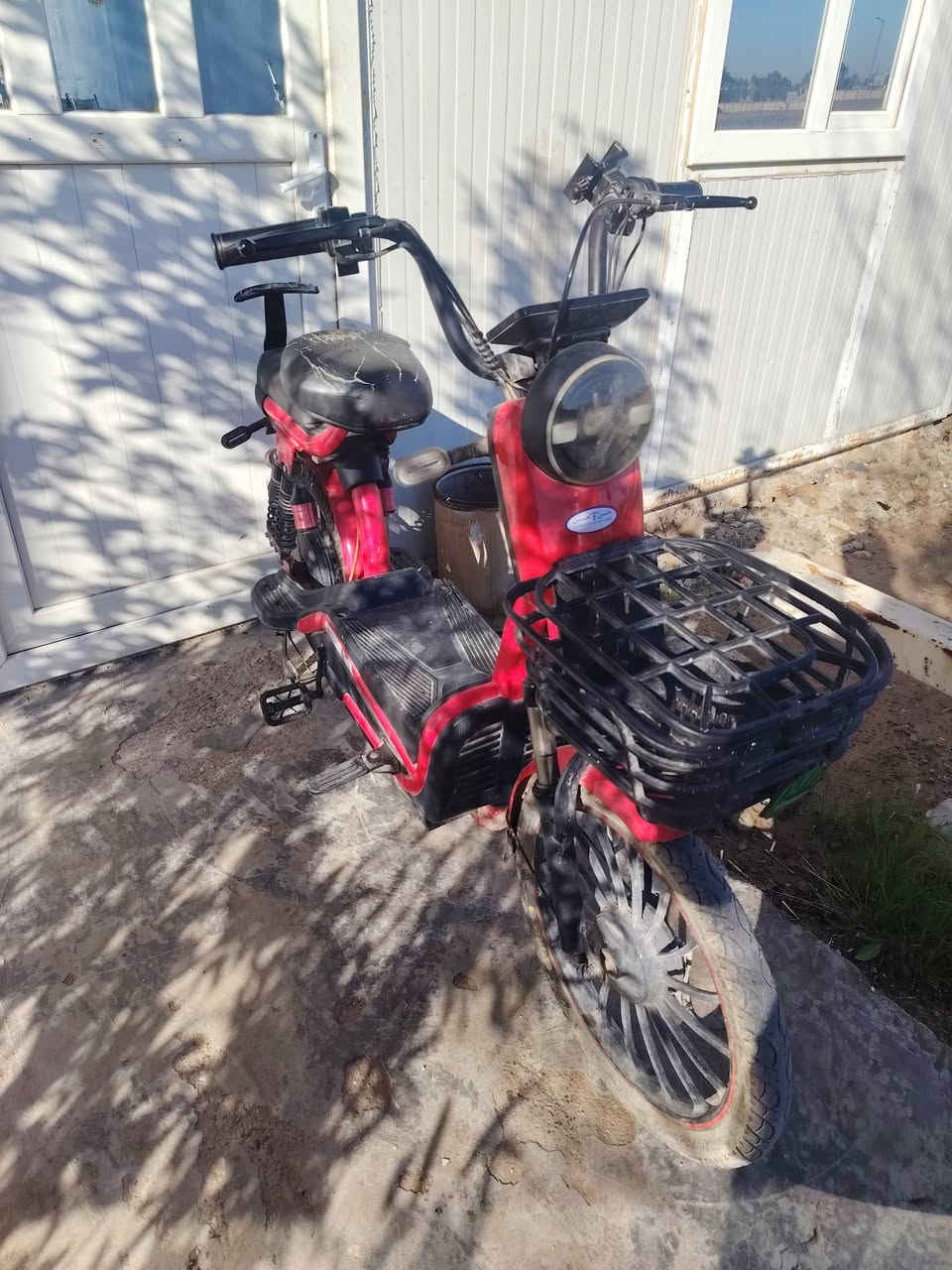 دراجه شحن نضيفه مطاريات خمسه نص عمر السعر 250 وبيها مجال العنوان ديالئ قرب جامعة ديالئ هذا رقمي ***********
