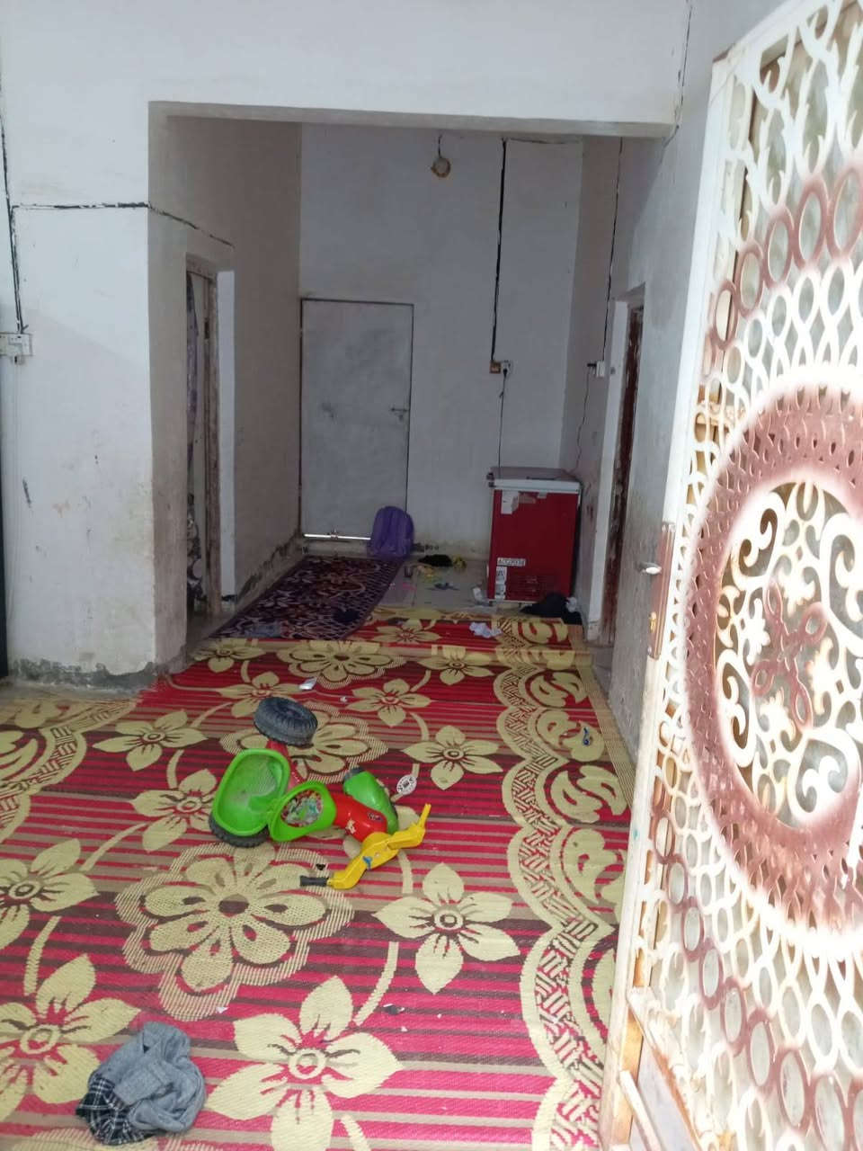 بيت 100 نظيف بالصخيين مقابيل الطاقه
غرفتين وصاله ومطبخ ودوانيه حمامات خارجيه
السعر 30 وبي مجال
الاتصال ***********
