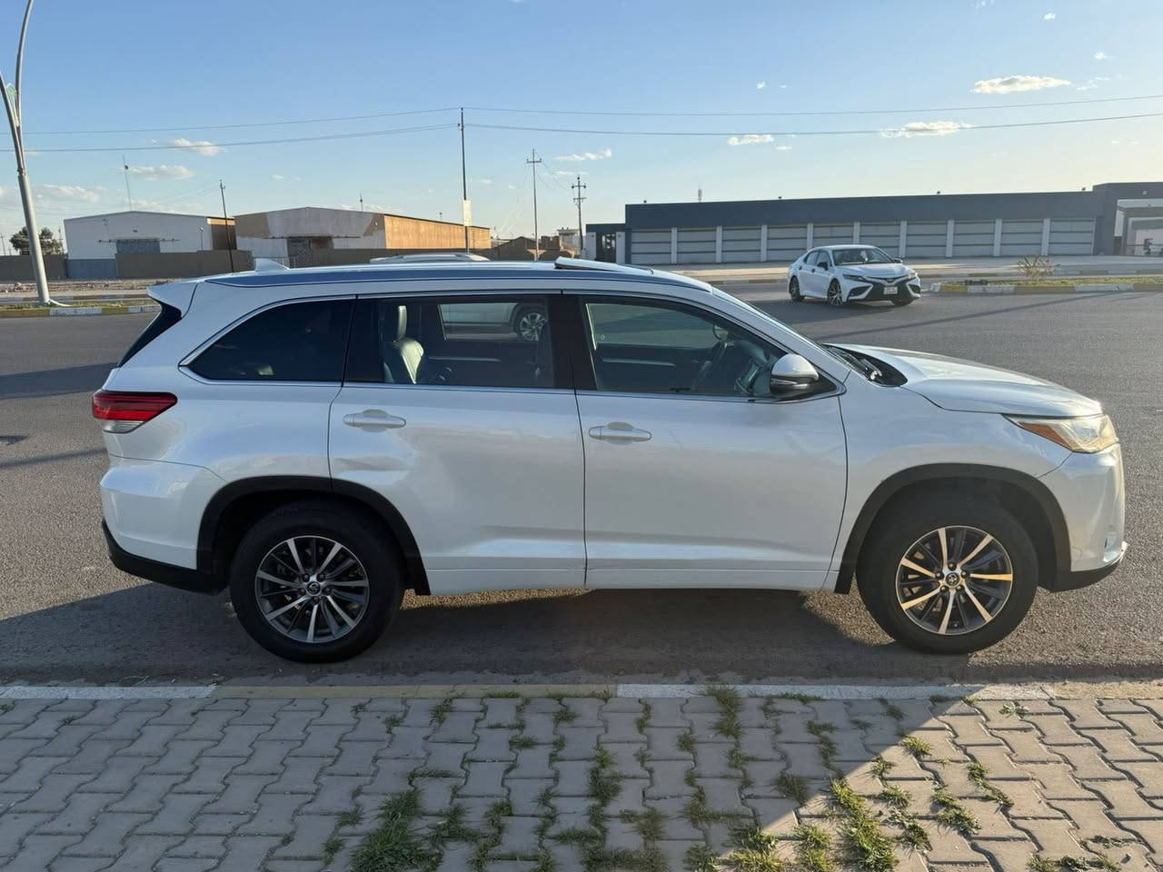 السلام عليكم
🚗 Toyota Highlander 2018 XLE للبيع
وارد أمريكي – فول مواصفات ملكية

🔹 ماشية: 130 
🔹 محرك: 6 سلندر 
🔹 7 راكب
🔹 رقم أربيل 
🔹 سنوية بعدها ما ساقطة
🔹 مكان السيارة: كركوك

✨ المواصفات:
✔️ فتحة سقف
✔️ شاشة كبيرة
✔️ بصمة (دخول وتشغيل ذكي)
✔️ كراسي أمامية كهرباء
✔️ تدفئة وتبريد كشنات
✔️ تبريد 3 قطع
✔️ داخلية لونين
✔️ جنوط شركة + تخم تاير جيد
✔️ جنطة كهرباء
✔️ تحكم ستيرن
✔️ رادار أمامي + رادار مري (نقاط عمياء)
✔️ مانع انزلاق
✔️ زنون
✔️ BSM منفصل

🛡️ الأمان:
✔️ إيرباغات سليمة

📌 ملاحظات الحادث:
بيها جامرلغ صبغ +  بنيد

✅ السيارة جاهزة وما بيها أي نقص
السعر :245 للبيع جوه السوك

للاستفسار خاص 📩
***********
