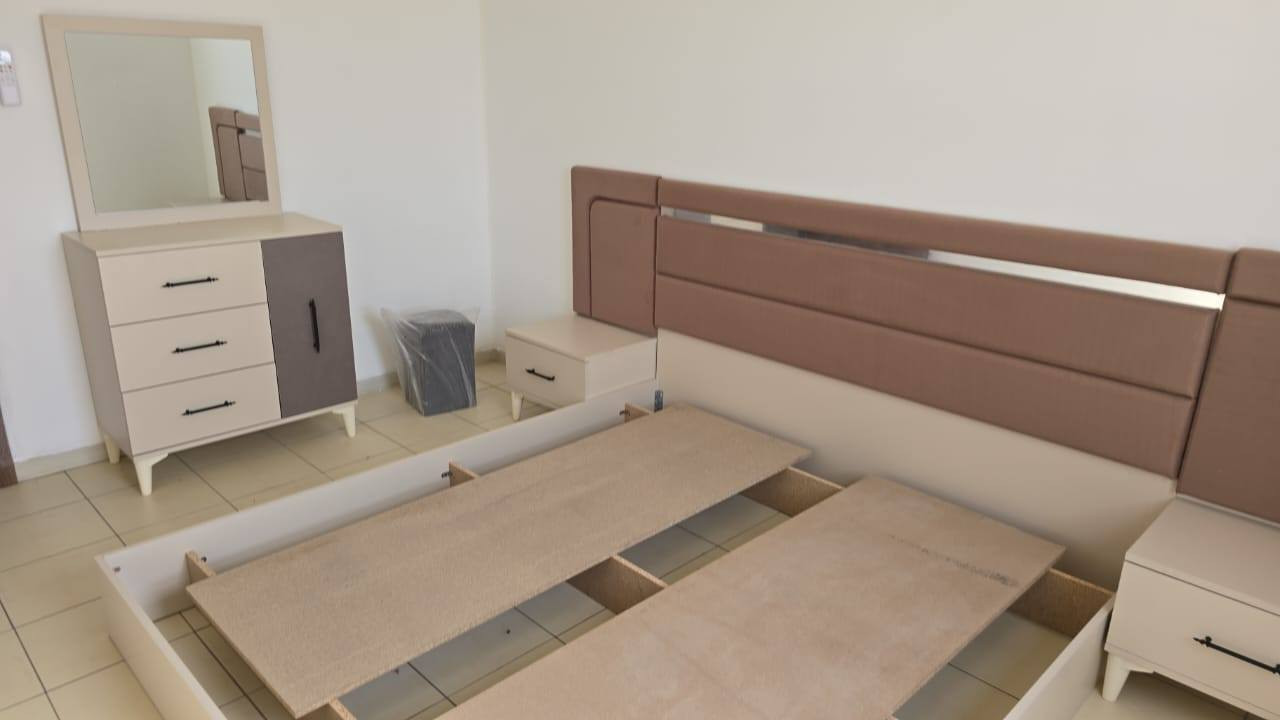 سلام عليكم غرفة نوم وتخم للبيع امانة الله جدد 
بس التخم بي شوية صبغ رح انزلة بالتعليقات اللي يشتري ليكسر بالسعر 
مليون و٣٠٠ ثنينهم وبي مجال بسيط
العنوان 
بسماية a7
للتفاصيل الاتصال على ***********
