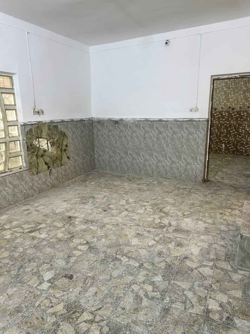 السلام عليكم
للبيع بيت  100م مربع 10*10 طابق واحد شيلمان
حي الوفاء شارع 10 مفتوح ع 20 وع 15  قرب مدرسة نور الحسين 
يحتوي على غرفه وصاله ومطبخ واستقبال وصحيات عدد 2 
البيت نضيف وفارغ 
***********
