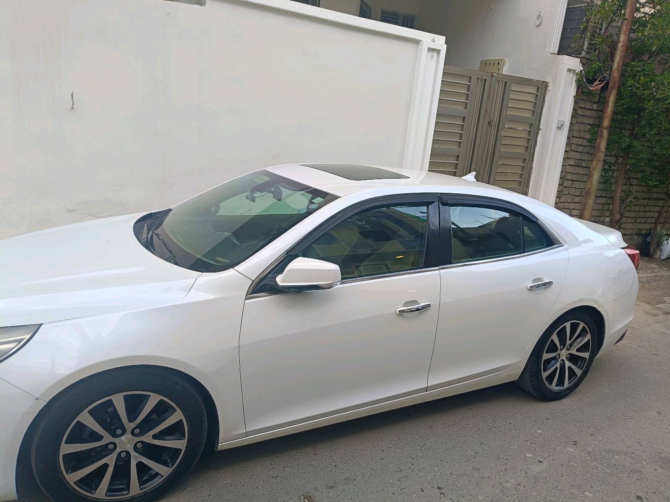 ماليبو خليجي  محرك 2400موديل 2016 LTZ اعلى فئة 
رقم سليمانيه بأسمي بيها منضومة غاز تعنل غاز بانزين 
كشن كهربائي سلايد روف حساس خلفي كامرة خلفية رادار جانبي  تشغيل بصمة دخول اربع ابواب بصمة تشغيل عن بعد سايد بريك بصمة زراك لايت وعدسة لايت ترحيب  شاشة اعطال تبريد قطعتين
الجاملغ الامامي فقط صبغ اثر شخوط