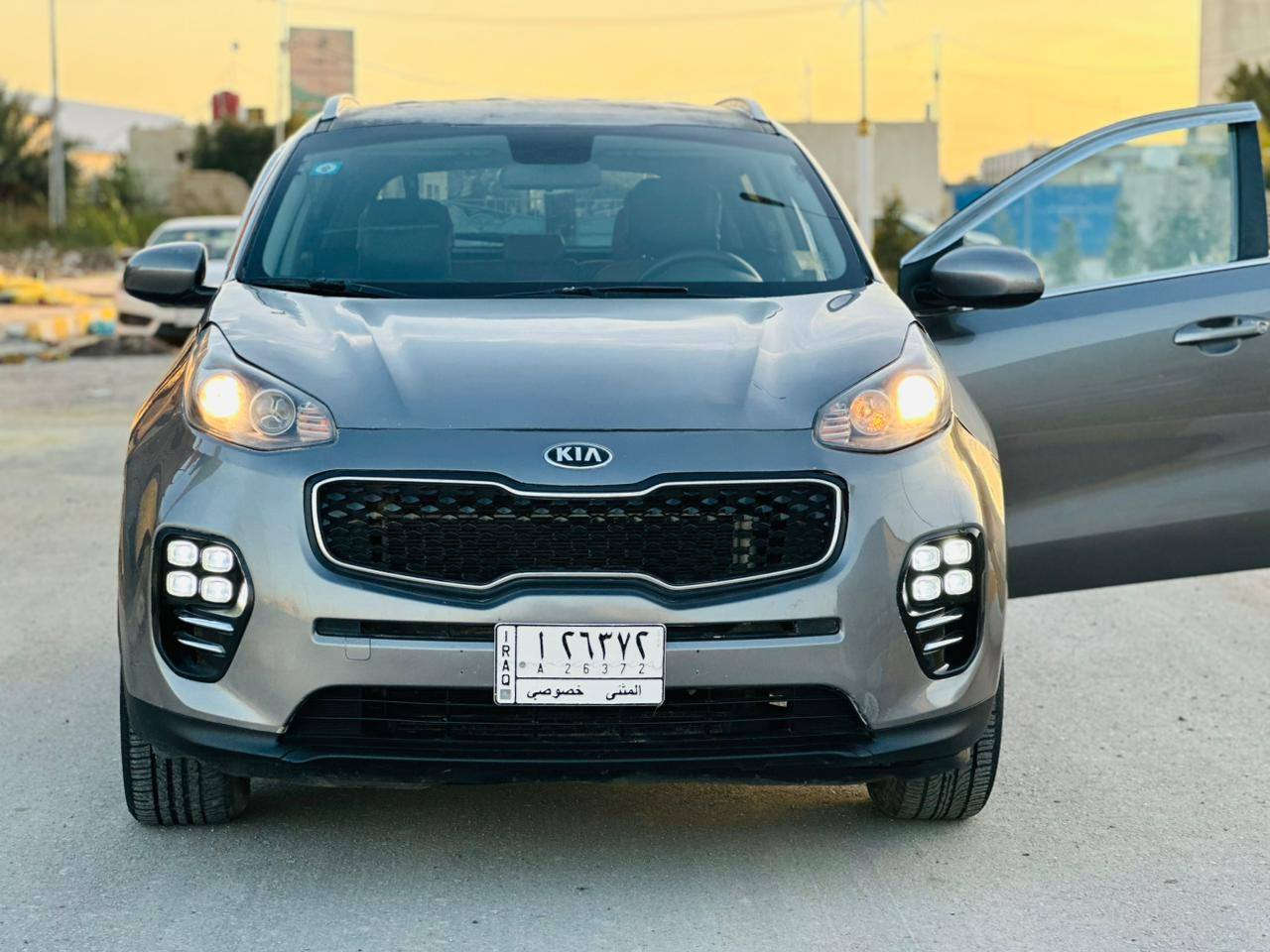 سلام عليكم 
اللبيع أو مراوس 
كيا سبورتج موديل 2017 شكل جديد رقم مثنئ حره تحويل مباشر 
وارد امريكي ضررها جاملغ وباب صبغ جها اليمنه بدون تبديل سياره 
مواصفات سياره 
شاشه حجم وسط 
كامرا خلفيه 
بصمه تشغيل 
كشنات جلد 
كشن كهربائي 
دواخل عسلي 
تحكمات ستيرن كامله 
مانع انحدار 
مانع انزلاق 
محرك 2400 
ويل كروم 
تبريد قطعتين 
سياره جاهزه وجديده الاخير 
كير محرك تبريد تخم تاير حداديه 
جاهزه الاخير 
# مكان - سياره - ناصريه
السعر 140 وبيه مجال 
الاستفسار أكثر ***********
