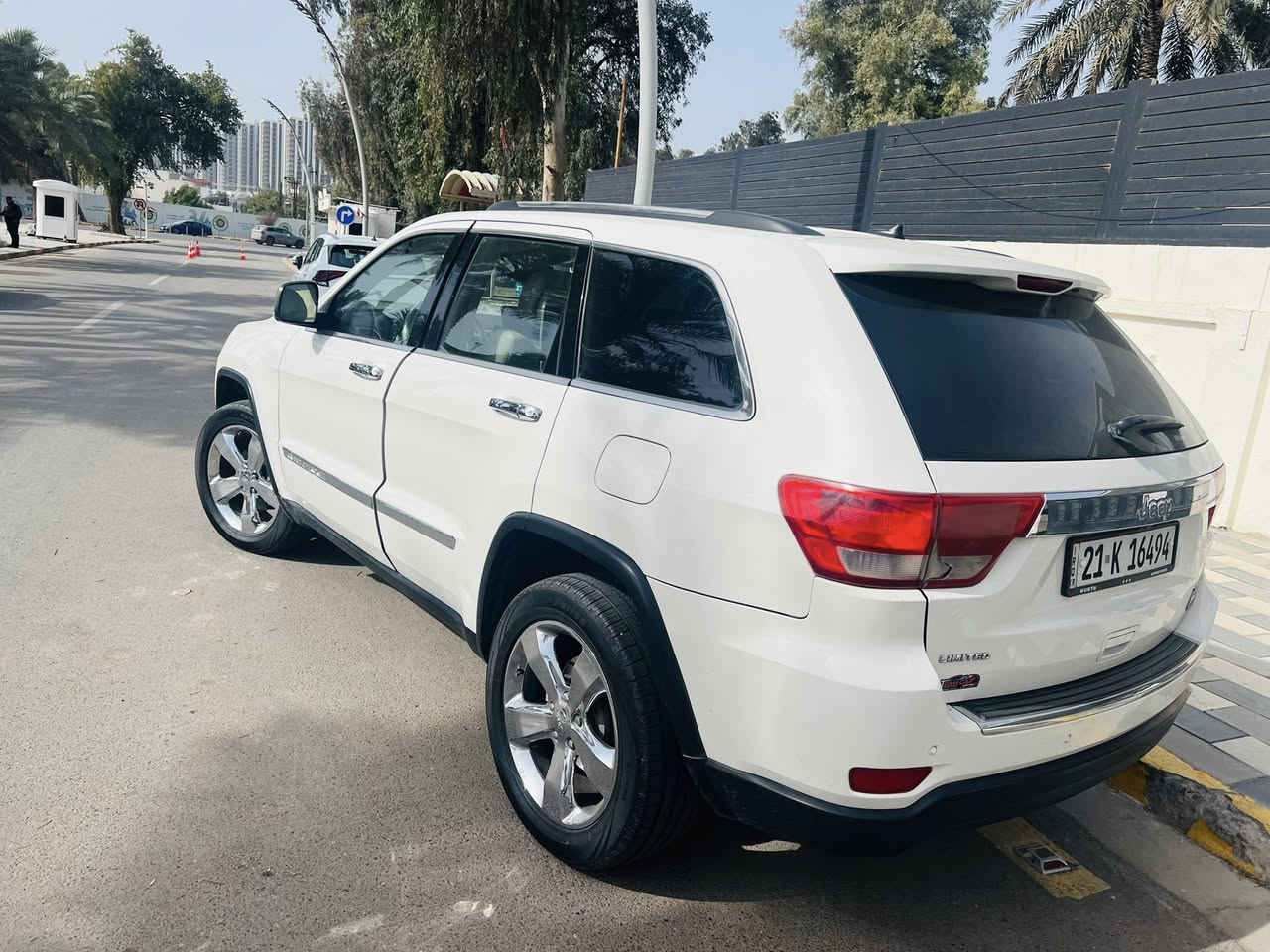 السلام عليكم@جيب 11فول جلدداخل عسلي بسمي رقم دولي السيارة كلين بس كار بالباب الخلفي كير مكينه لك تخم تاير جديد صدر خلفي امامي جديد السعر 185 وبيهه مجال العنوان بغداد المنطقه الخضراء هاتف ***********
