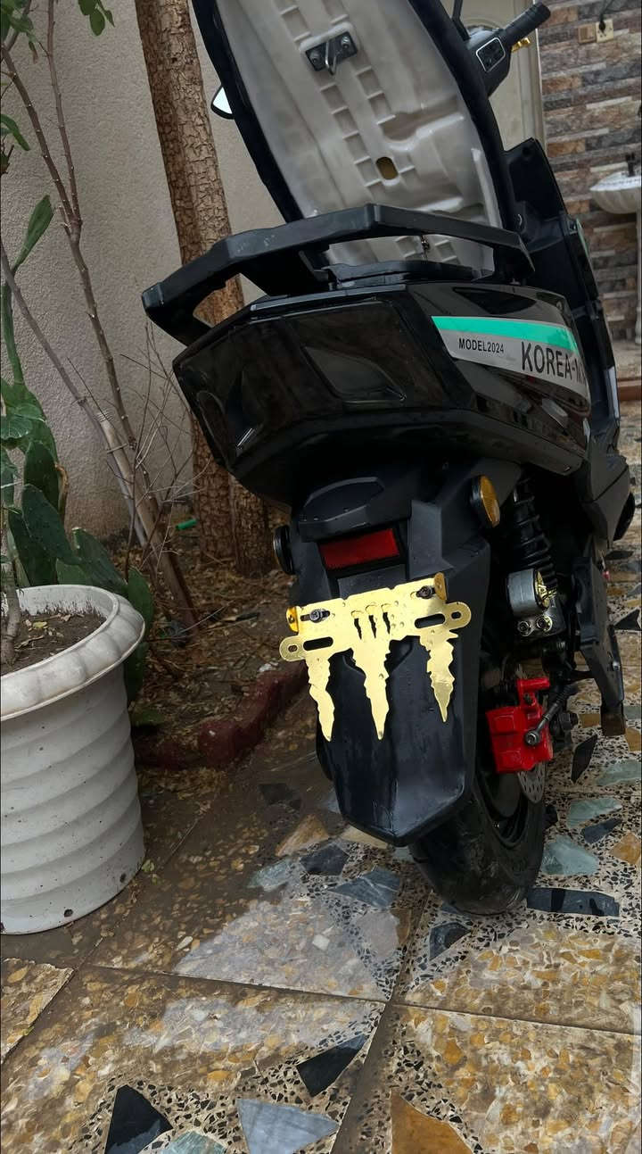 السلام عليكم دراجه سكنس شحن للبيع 6 بطاريات مبدلهن قبل 4 اشهر جاية من شركة البطارية الوحده 32 امبير شديت 33 امبير عليها عقل جبير
 تاير خلفي مبدل جديد 
صينيه ( فلنجه ) مبدل جديد 
دسك خلفي مبدل جديد 
سكليتر مبدل جديد سرعتها بالبرنامج 65 كيلومتر (حسب الوزن )
بيها الجوزه مال السويج ما تشتغل 
اشغل من كارت الدخول  
ينفتح صندوك ماعلي شي صندوك شاد جك سلايت  
دبل اشاره 
4 نمر 
لايت 4 عدسات ثلجي 
اصطاب خلفي 
هورن 
كهربائياتها  انا مشتغلهن قالع الفيش وموصل مباشر بالشرنك ( يعني انسى العطل اغسل براحتك ) 

السعر 650الف وبيها مجال حك الجية 👍🏿

مكاني البصرة ابي الخصيب 
للتوصل واتساب فقط ***********
