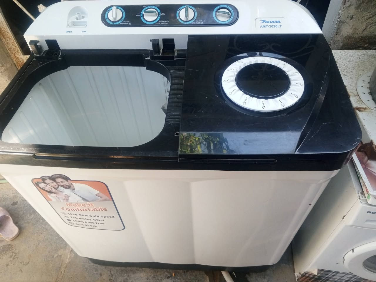 غساله بعدها جديده مستخدمه شي قليل تغسل حته بطاطين حجم كبير  بس باب مال الغسل مابيها ابيع ع فحص ***********
