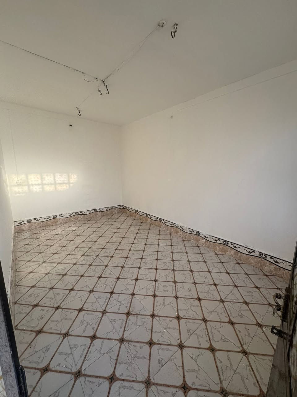 مشتمل ١٠٠ متر حي  للإيجار  قرب مجسرات الزهراء ع غرفه وصاله فوك وغرفه وصاله ومطبخ واستقبال جوه البيت مرتب سعر الايجار ٣٧٥ اتصال ***********
