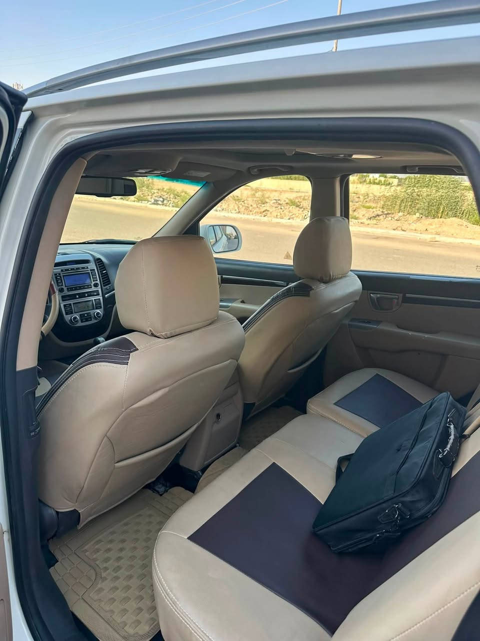 السلام عليكم
سنتافي 2010 خليجي للبيع 
فول مواصفات 1/1 
رقم بابل دولي باسمي 
حجم المحرك 3500 v6
بصمه 
فتحة سقف 
3قطع تبريد 
مري شفط 
اشاير بالمري 
كشن كهرباء 
داخل بيجي صاج 
كشنات جدد 7 راكب 
4ويل 
ثلاجه بالجكمجه 
تخم تاير جديد 
مكينه +كير مكفول من التنقيص والتبخير  
صبغ اثر طخات بدون حادث مع تبديل باب السائق والجاملغ اصليات  السونار بالمنشور 
السعر118$ وبيها مجال
مكاني بابل / حله
هـ/***********
