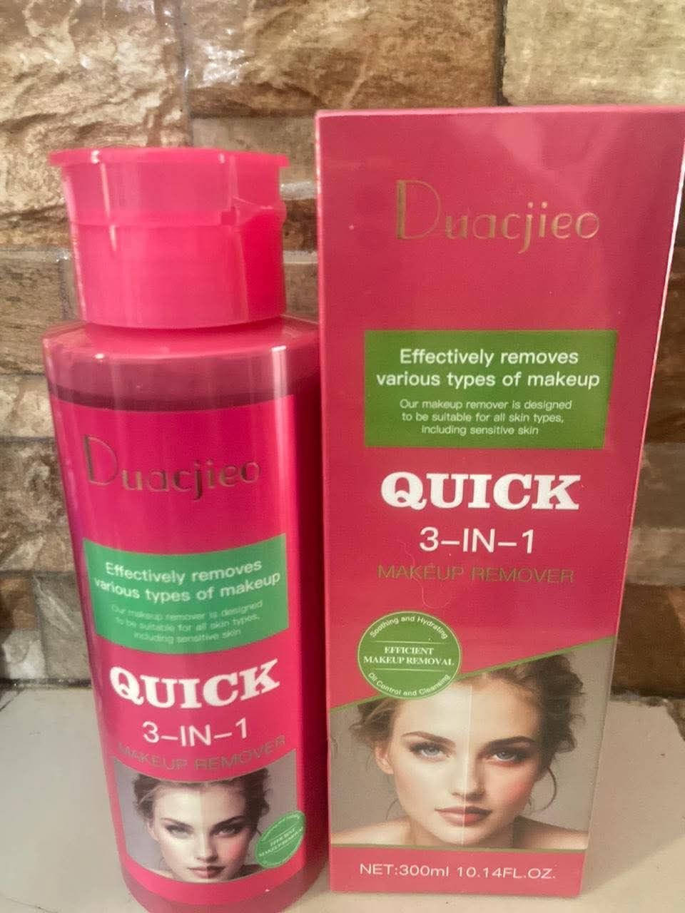 "Duacjieo Quick 3-IN-1 مزيل مكياج" هو مزيل مكياج مصمم لإزالة مختلف أنواع المكياج بشكل فعال، بما في ذلك المضاد للماء ويدوم طويلاً، بينما يرطب البشرة وتنظيفها. تم تركيبته لتكون مناسبة لجميع أنواع البشرة بما في ذلك الحساسة.
طريقة الاستخدام:
1. هز الحاوية:
إذا كان المنتج biphase (يحتوي على مرحلتين، مثل الماء والزيت)، فمن المهم هزّه لخلط المكونات بشكل جيد.
2. تطبيق على القطن:
صب كمية كافية من مزيل المكياج على قرص قطني.
3. يوضع على الجلد:
ضعي القطن على منطقة مزيل المكياج (العينين، الشفاه، الوجه) واحتفظي به لبضع ثوان ليعمل المنتج وينعم المكياج.
4. إزالة المكياج:
انزلق القطن بلطف لإزالة المكياج بحركات رقيقة.
5. التنظيف بعد ذلك (اختياري):
على الرغم من أن هذا المنتج يمكن أن ينظف، إلا أنه يُنصح بمتابعة تنظيف الوجه شامل لإزالة أي بقايا وتهيئة البشرة لبقية روتين العناية.
السعر ٨ الف


**إذا كنت صاحب هذا الإعلان وتريد حذفه لأي سبب، رجاءا أرسل رسالة إلى الدعم الفني**