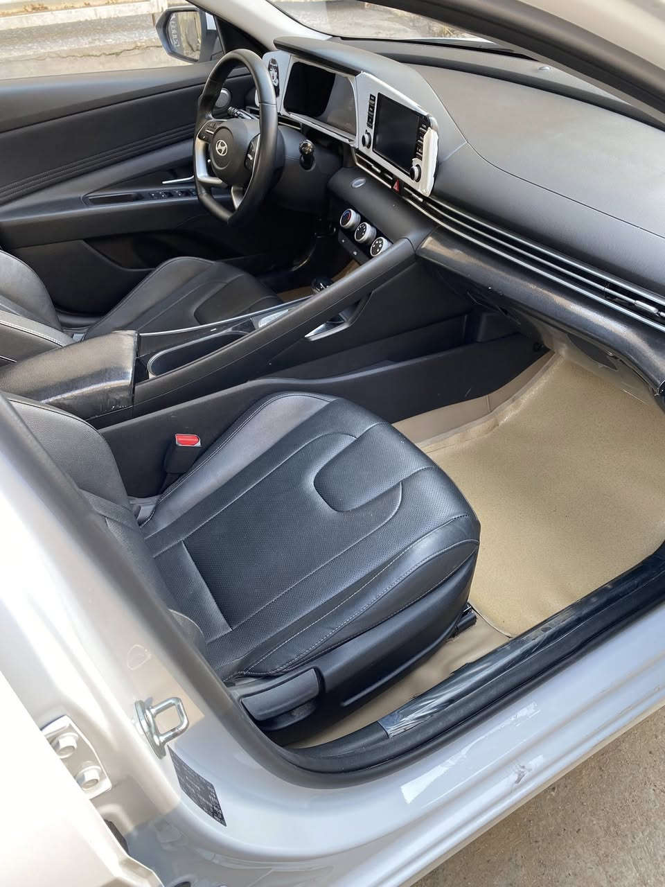 السلام عليكم للبيع النترا تجميع صيني مديل 2024 السياره كلشي ما مصلح بيه عل وضع البلاد بس بيه ملاحضات طخه بل جاملغ الامامي جه السايق وشخط بلباب الخلفي وبيه رصعات بلباب وره سايق وطختين بل دوسه بس هذني الباقي كفاله ماشيه ميه وستالاف تحويل او وكاله السياره باسمي  (السعر 134 ) وبيه مجال مكاني بغداد البياع تقاطع درويش  (***********)ما متواجد خاص شرط التحويل 
تخم ويل 15 وتاير جديد
