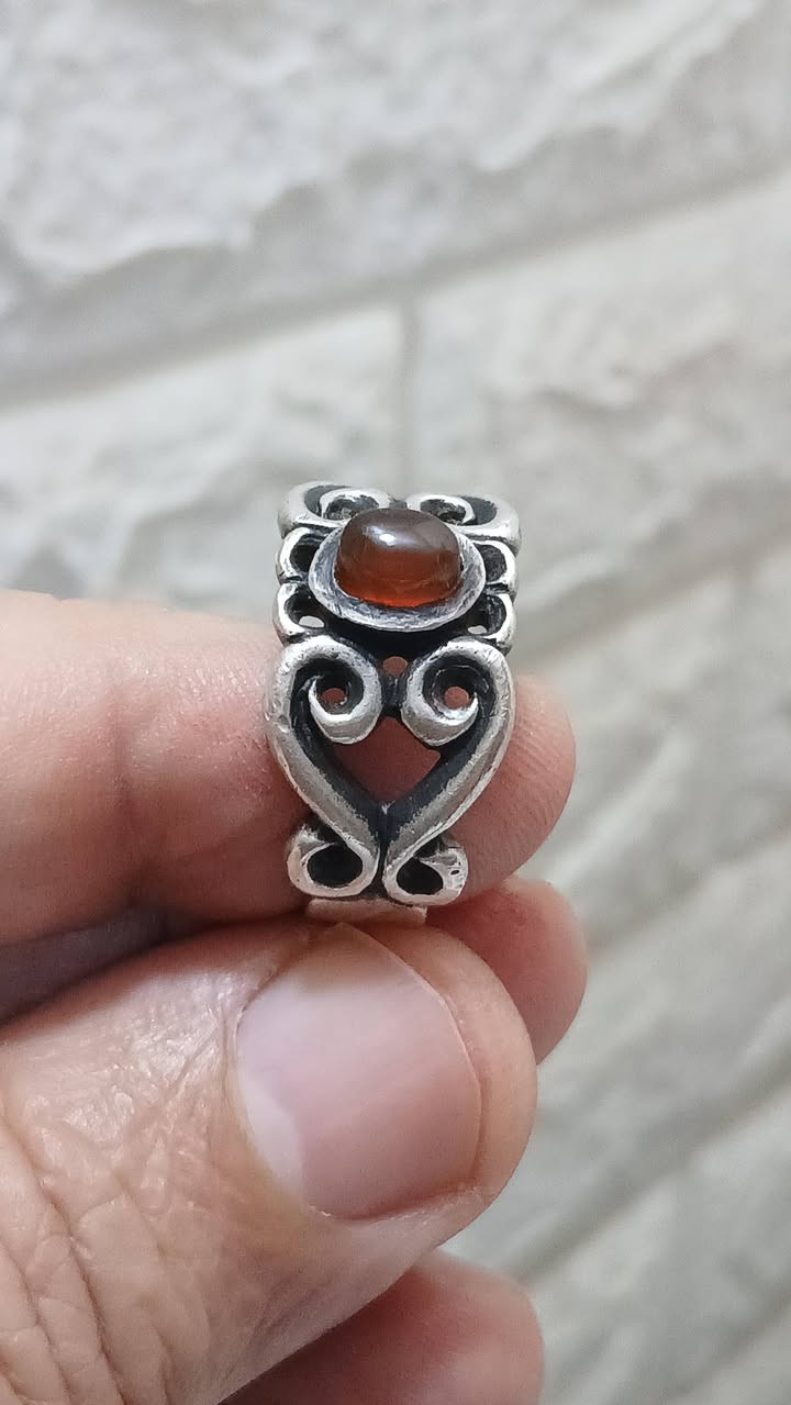 اللهم صل على محمد وآل محمد
لعشاق النواعم والتحف والأناقة 
خاتم متوج بحجر عقيق يماني أحمر قديم وأصلي بصياغة يدويه جميله وانيقه للبيع مكاني بغداد


**إذا كنت صاحب هذا الإعلان وتريد حذفه لأي سبب، رجاءا أرسل رسالة إلى الدعم الفني**