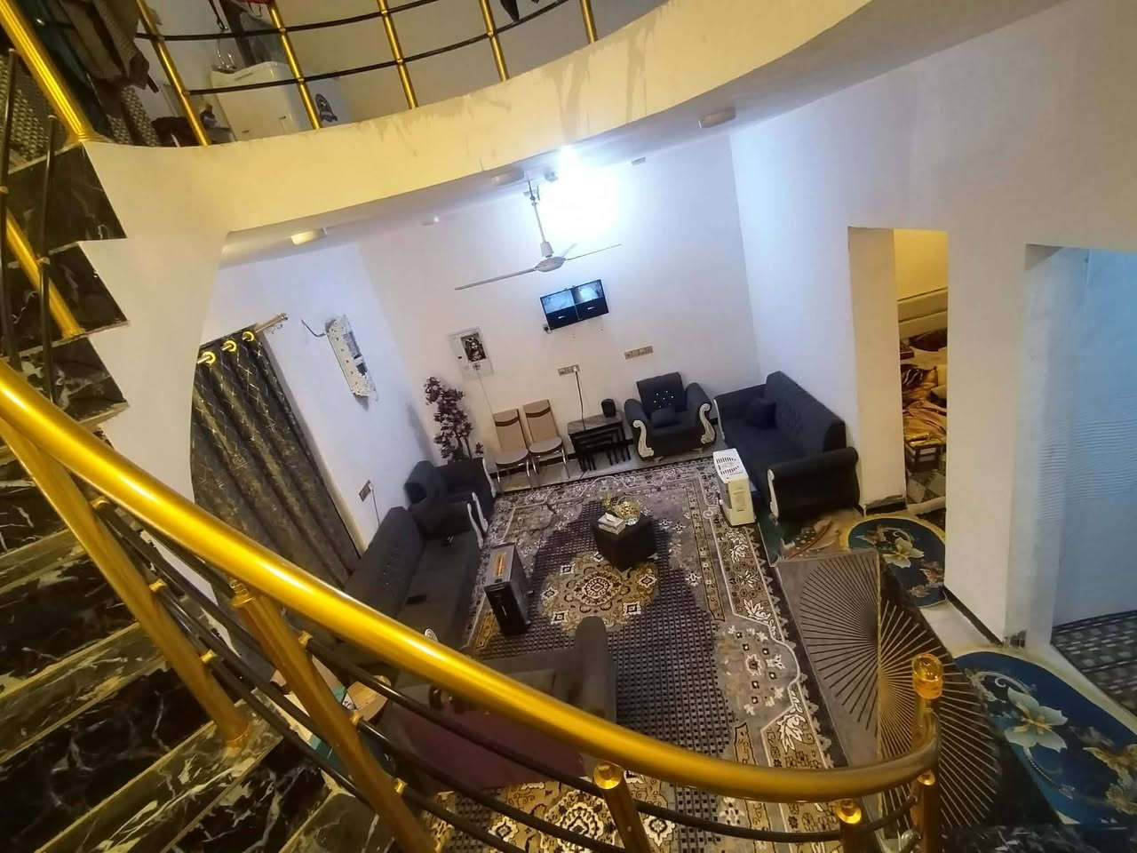 للبيع 
بيت طابو 
مساحة 150 متر 
طابقين 
الطابق الاول
غرفه 
صاله
مطبخ 
استقبال
صحيات داخليه 
خارجيه
الطابق الثاني
غرفتين 
صاله 
صحيات 
حي الحسين ع 
مقابل المدارس الصينيه
للاستفسار مراجعة مكتب السنيه للعقار 
قرب جامع السنيه الكبير 
***********
