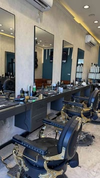 للبيع ميز +مرايه   الميز ٦ امتار طوله الصفحة الوحده صفحتين يعني ١٢ متر...