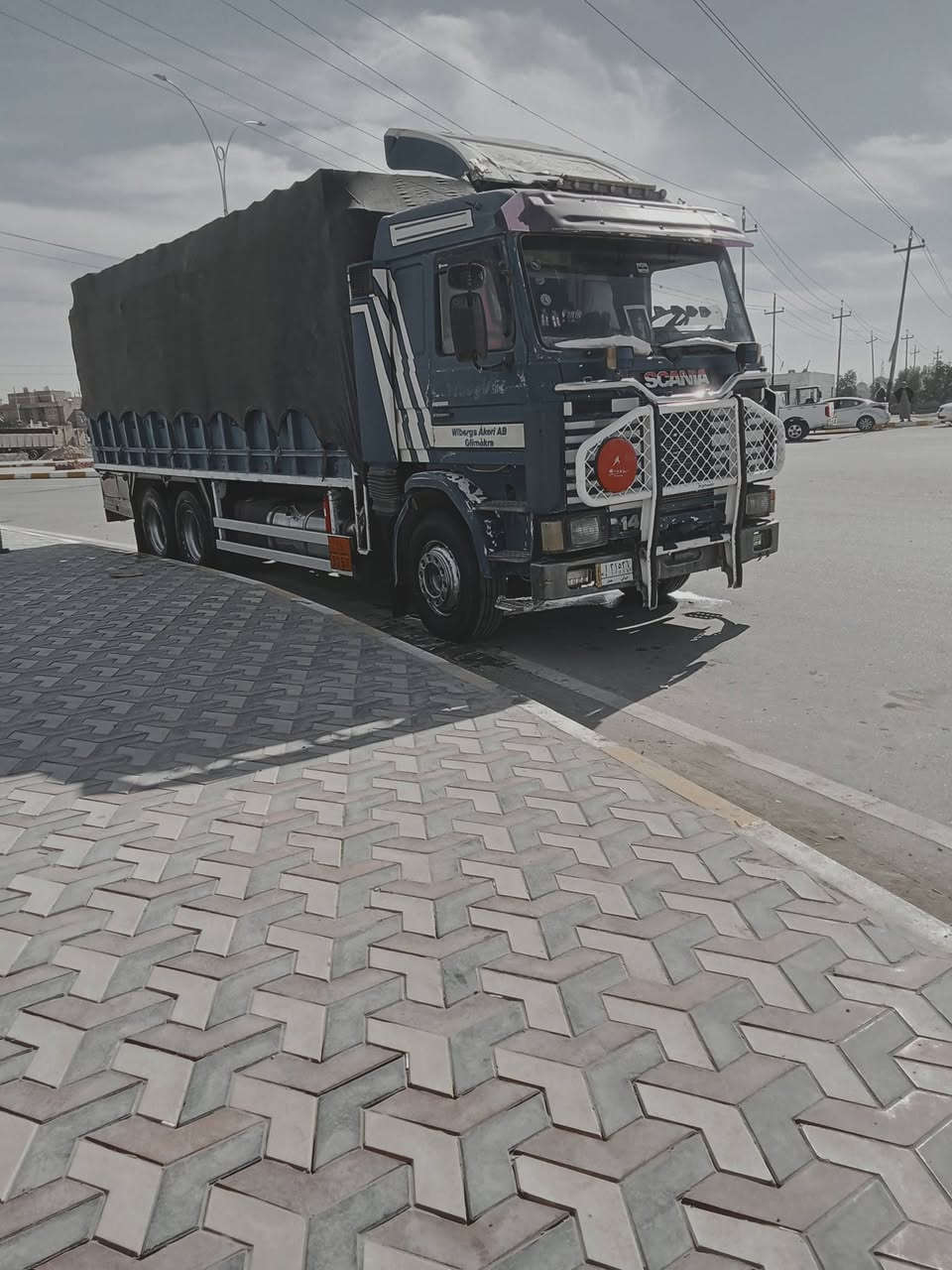 سلام عليكم سكانيا البيع موديل 93 حجم المحرك 143 كير 3_3  تخم تاير دوشمه جديده مكلف  ***********
