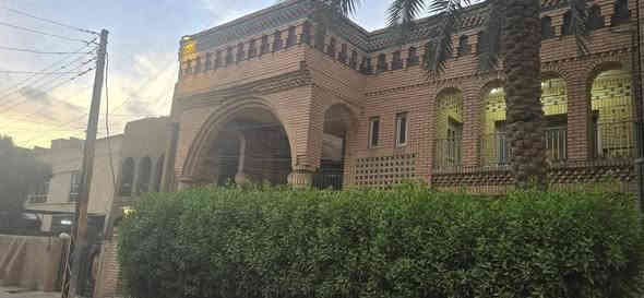 {للبـيـــع فـي الســيديــه}
                 {الــــــرواد للتطوير والاستثمار العقاري حصرا}
دار سكن 
المساحة 300  م² 
الواجهة  12 م²  
النزال 25 م² 
                         
مربع التصنيع خلف مصرف 🏦  الرافدين شارع 12 م² العقار جديد نضيف محدث 2025
متكون من:
الطابق لاول: صاله ومطبخ حولي  وخدمات غرفه نوم 

طابق ثاني :  غرف نوم عدد 2  وخدمات كليه عدد 5 

الطابق الثالث بيتونة  سطع غرفه نوم مناور عدد 2 

#لمعرفه_السعر_اضغط_على_الرقم_{1}
_____________________________
للاستفسار:

‏‎((الــــــرواد  للتطوير العقاري حيثٌ تَلتَقي الرُوٌية ,بلتَمَيٌز ))

‏‎🪙كل ماعليك الاتصال أو المراسلة على الصفحة 🪙

***********-***********☎️

‏‎عنوان المكتب / الـسـيـديــة الضباط مقابل لحوم حماده
