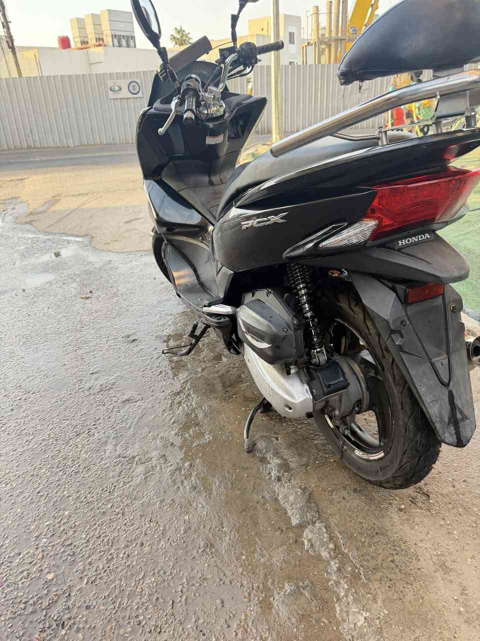 السلام عليكم
Pcx جيل ثاني 
مكينة 150 جديدة قبل شهرين شديته هيه وتفرعاته كاملة 
دراجة كاملة بدون اي نقص 
بيها شخوط بالكفرات الأمامية فقط 
رايدها 13 ورقة قفل 
مكاني بغداد الاعظمية ساحة عنتر شارع الجندول 
***********
