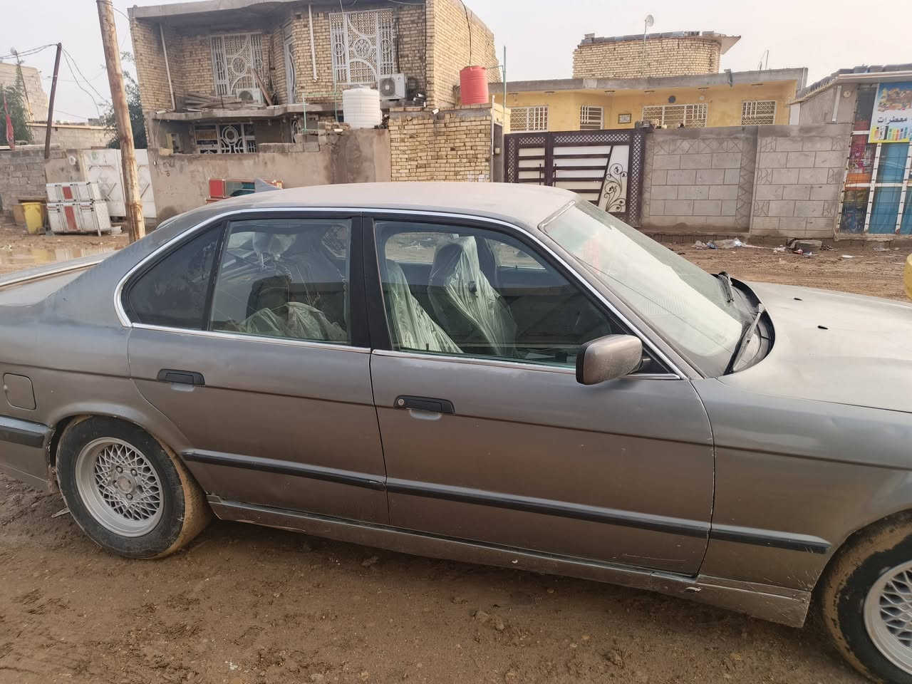 السلام عليكم سياره بي إم دبليو موديل 1990
سياره مكينه وكير خير من الله
بس سدره شويه تعبان 
السعر 35 وبيه مجال حكه الجيه 
والشراي بي خير ويدلل 
مكاني كوت مركز المدينة
الرقم/***********
***********
