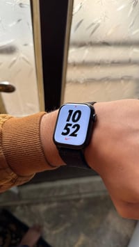 للبيع ساعه ابل جيل الثامن حجم ٤٥بطارية ٩١ فقط هذا الشخط الي بل بصوره س...