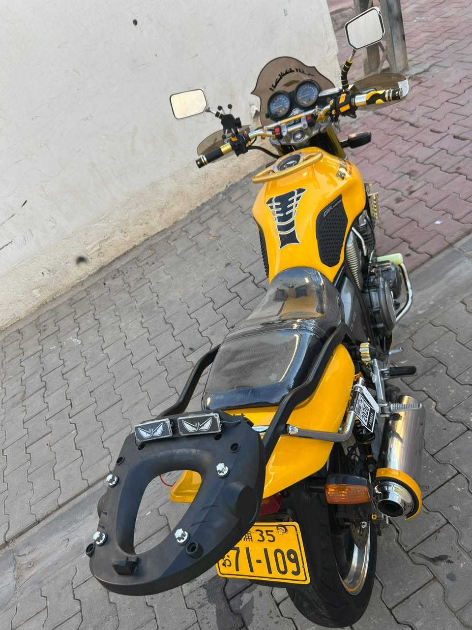 سلام عليكم
CB400 
جيل اول 16 ولف  كفاله عامه بعدهه عله وضع شركه متصرف عليها لو ربع  بدون اوراق وبدون رقم  سعر 18  عنوان رمادي تاميم***********
