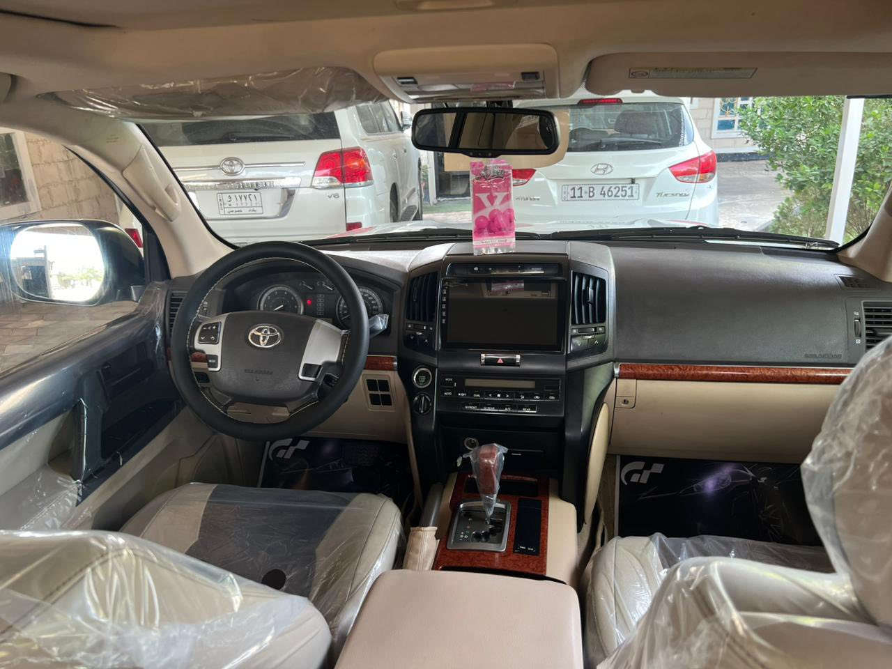 السلام وعليكم
لاندكروز  موديل. ٢٠١٢ -٦سلندر
سياره كامله كما موضح بالسونار. مرفق مع الصور 
السعر.  ٣٣٥ . ورقه. وبيها مجال يعني ٣ 
شدات و ٣٥ ورقه.  
الاتصال والاستفسار.  
***********
