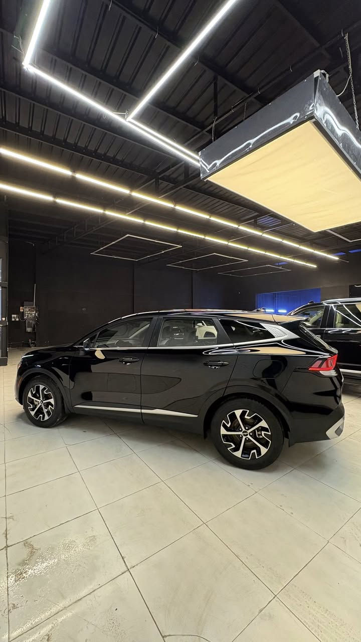 سلام عليكم
Sportage 23 EX وارد أمريكي 
مواصفات 
رادار جانبي 
 رادار أمامي 
توقف ذاتي 
داخل ابيض جلد 
تدفئة مقاعد 
كشن كهرباء 
قطعتين تبريد
مكينه 2.5 تنفس طبيعي 
ماشيه mi 51 
فول ما عده الفتحه 
رقم بغداد بسمي 
مكان السياره كربلاء حي الحسين 
السعر (205$) او بيهه مجال 
للأستفسار (***********) 

(ملاحظه حادث السياره فقط قبق جنطه بدون دواخل بدون بجم بدون شواصي)
