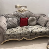 كنب • عشر مقاعد • يحتاج تنظيف