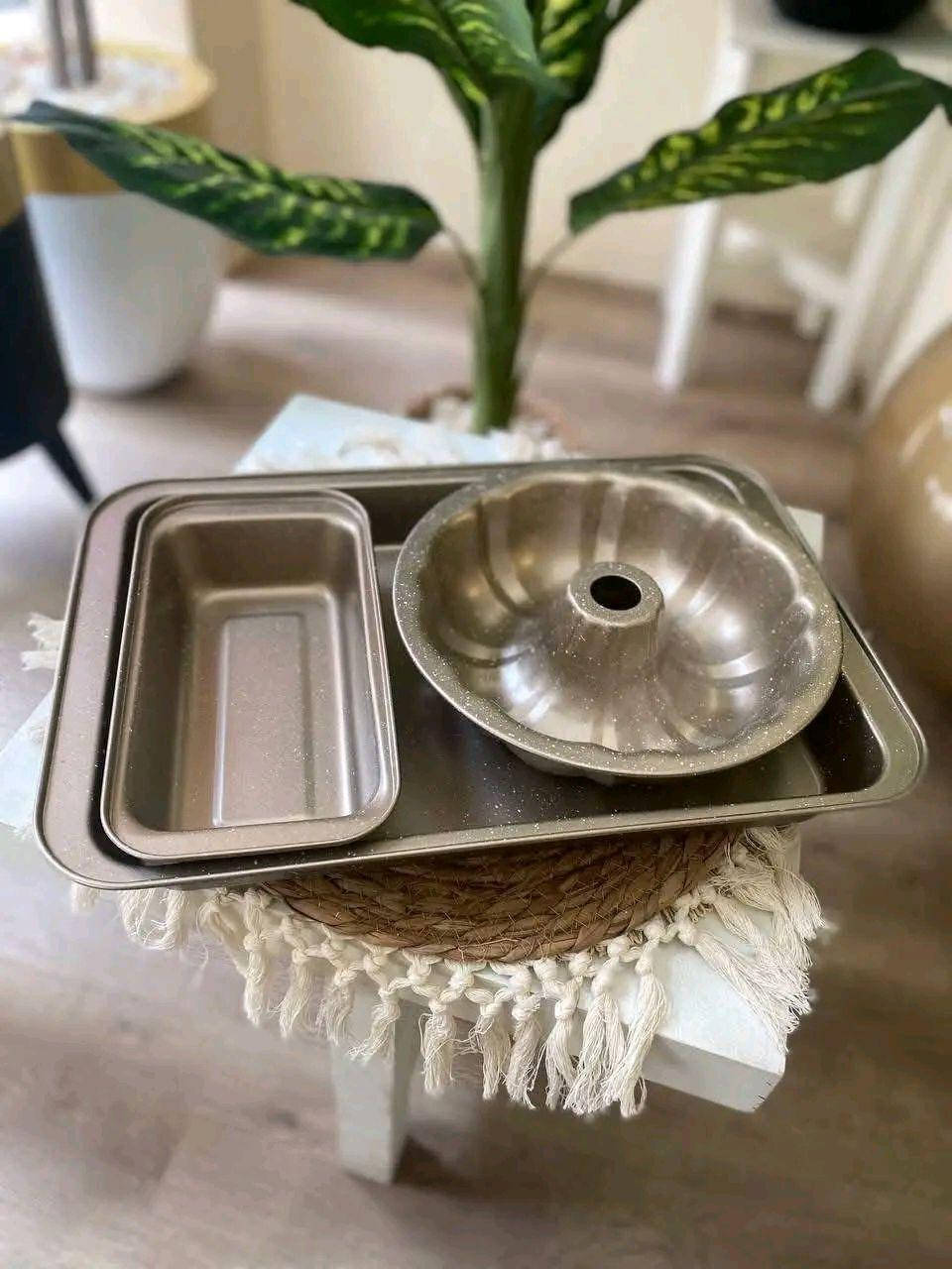 الف رحمه على روح امه وابو الي يعلقلي هذا باب رزقي الوحيد 
طقم قوالب خبز وكيك غرانيت (3 قطع) لون برونزي ملكي
طقم احترافي متكامل يجمع بين التصميم العصري والوظائف المتعددة، مصمم ليغطي كافة احتياجاتك في الخبز وصناعة الحلويات بلمسة جمالية مميزة.
• تصميم عصري: يتميز بلون برونزي أنيق مع تأثير حبيبات الغرانيت ليعطي مظهراً فخماً لمطبخك.
• تنوع في الاستخدام: يحتوي الطقم على ثلاثة أشكال أساسية (دائري مجوف، مستطيل عميق، صينية مسطحة) لتناسب مختلف أنواع الكيك والمعجنات.
• حواف انسيابية: مصمم بحواف عريضة ومنحنية تضمن سهولة الحمل والتحكم عند الإخراج من الفرن.
• توزيع حراري متوازن: القوالب مصنعة لضمان نضج متساوي للمخبوزات بفضل تصميمها الهندسي.
• سهولة التخزين: يمكن وضع القوالب داخل بعضها البعض لتوفير مساحة كبيرة في خزائن المطبخ.

المواصفات:
• المادة: معدن مطلي بطبقة غير لاصقة (تأثير الغرانيت).
• اللون: برونزي / ذهبي مطفي منقط.
• النمط: طقم من 3 قطع مختلفة الأشكال.
• الأبعاد: الصينية 43*28 سم
                الصغير 25*13 سم
                الدائري قطر 24سم
• 1 × قالب كيك دائري مجوف (Bundt Pan) بنقشة مضلعة.
• 1 × قالب توست وكيك مستطيل (Loaf Pan).
• 1 × صينية خبز مستطيلة واسعة (Baking Tray)
للحجزوالاستفسارمراسلةالصفحهتتوفرخدمةتوصيللجميعالمحافظات. سامراء, صلاح الدين


**إذا كنت صاحب هذا الإعلان وتريد حذفه لأي سبب، رجاءا أرسل رسالة إلى الدعم الفني**