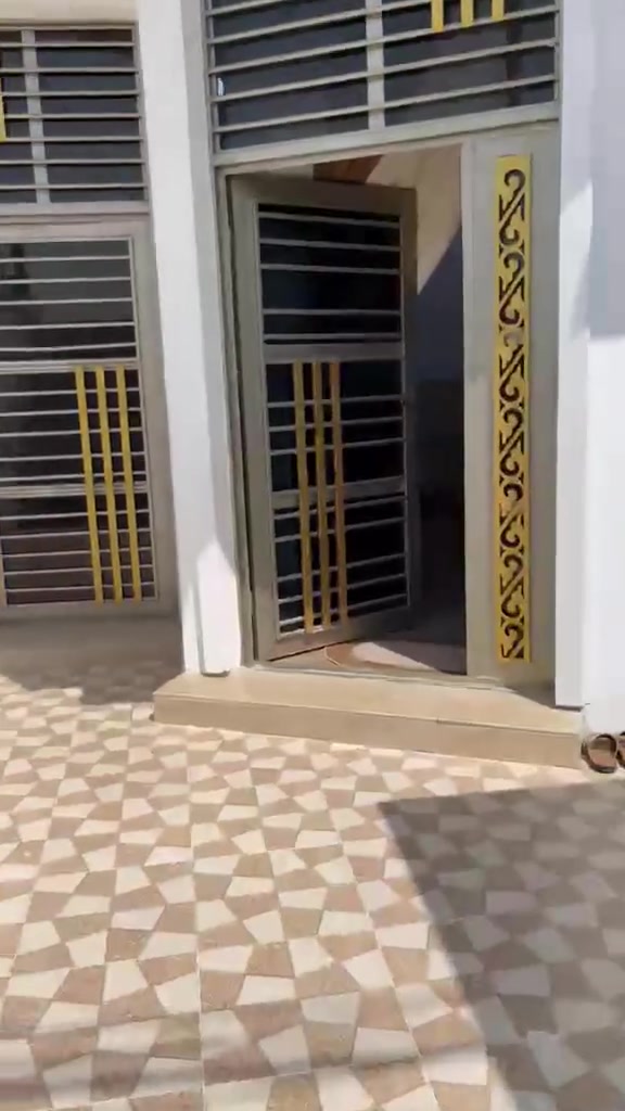 🏠 بيت للبيع – بناء درجة أولى
📍 الموقع: حي الأمين
📄 رقم القطعة: 16883
📐 المساحة: 125 متر مربع
🧭 الواجهة: تجاه القبلة

🔹 مواصفات البناء:

- الأساس 60 × 50.
- طابوق درجة أولى.
- تم رش البناء بالماء بشكل مستمر أثناء التنفيذ.
- كرستة حديد كاملة.
- جميع الأبواب والشبابيك من نوع بسمك 4 ملم.

🔹 تفاصيل البيت:

- طابقين 
- 3 غرف نوم.
- صالتان.
- غرفة استقبال.
- مطبخ.
- منور.
- بيتونة.
- حمامان.

🔹 الخدمات والتأسيس:

- تأسيس بواري درجة أولى.
- تنفيذ بمواد إنشائية ذات جودة عالية ومواصفات ممتازة.

✨ بيت متين البناء ومناسب للسكن العائلي، ويتميز بحسن التنفيذ وجودة المواد المستخدمة.

السعر المطلوب بي ١٣٠مليون وبي مجال 
📞 للاستفسار والتواصل:
*********** واتساب
***********
