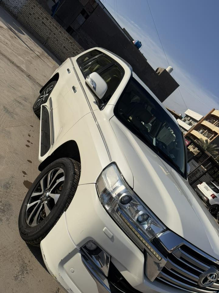 السلام عليكم 
لاندكروز ٢٠١٧ محرك ٦ سلندر 
ماشيه ١٥٧ 
فوول مواصفات 
مكفوله من الصبغ فقط مكان بارد بلجاملغ الامامي كلش بسيط 
مكينه كير صدر مكفول 
السعر ٤٧ وبيها مجال بسيط 
هـ***********
