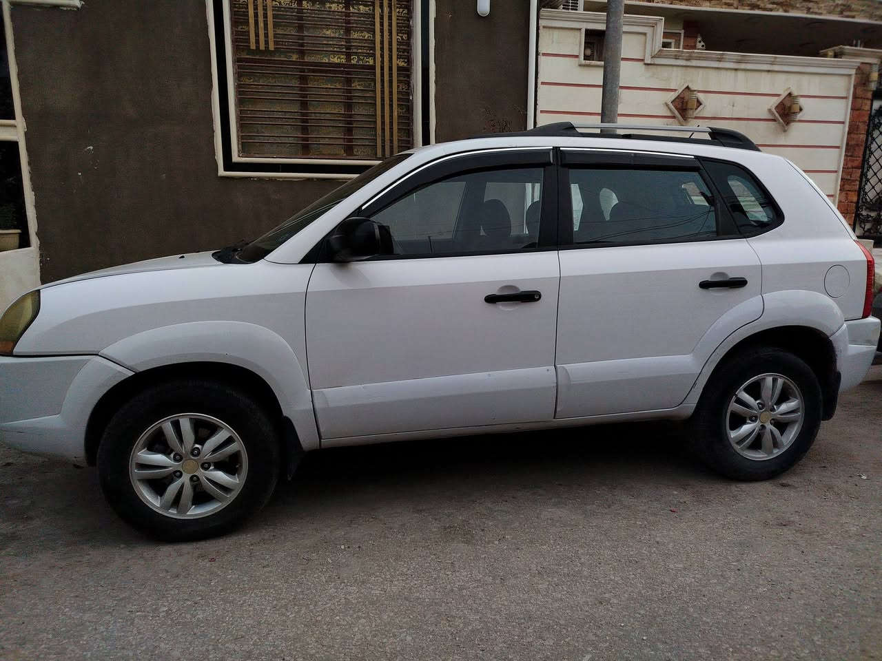 هونداي توسان وارد كوري بيضه بغداد مكفوله من الصبغ محرك 2000 ماشيه 165 الف بيهه سويجات 2 السياره باسمنه السعر 130 وبي مجال بسيط الرقم ***********
