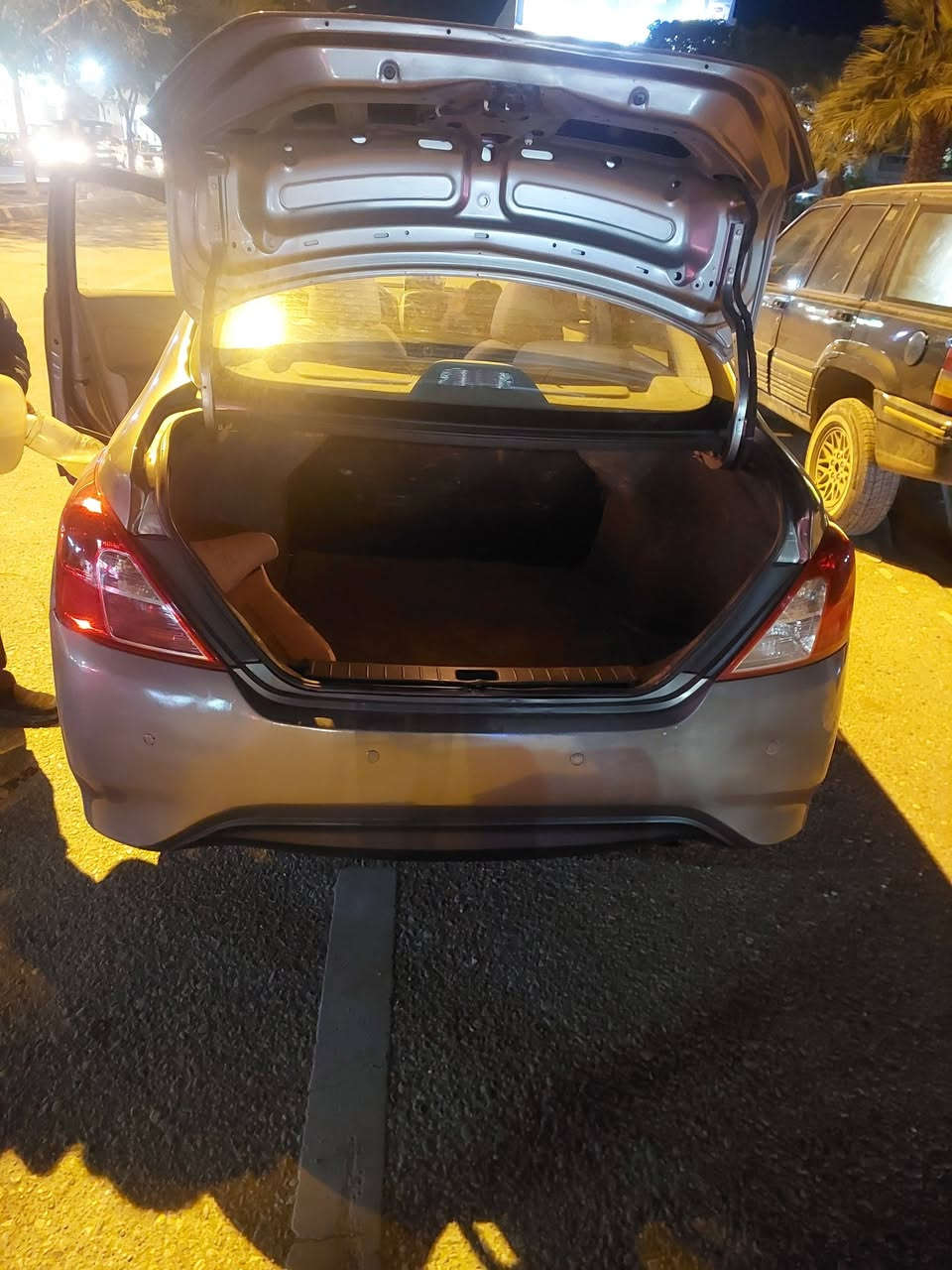 سلام عليكم ورحمة الله نيسان صني هندي موديل 2019 منل صفر يمي هسه رقم أو سنويه جديده ليحد 2030 ماشيا 130 رقم ألماني أمسويها بسمي جاهزه بيها فقط شبر صبغ بل جاملغ كله اب شرط بعد كلش نضيفا سعر 105 شراي أتصل عنواني كلار  ***********
