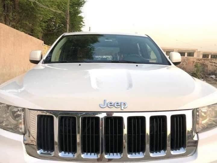 السلام عليكم 
جيب لاريدو شيروكي للبيع  موديل 2012 
 رقم بغداد باسمي تحويل ثاني يوم
السيارة نضيفة جدا السيارة مال بيت غير متعوبه 
وارد امريكي ما طاك ايرباك 
 بيهة 3 قطع صبغ بدون داواخل شاصي ولغد مكفول 
كير مكينة مكفولات نضيفات جدا  صدر امامي خلفي جديد  كلة اصلي تخم دسكات اصلي جديد عبوة فيت بم موبار اصلي جديد صيانة لمنضومة الماء والراديتر تبديل واتربم اصلي ولف حماوة اصلي موصفات السيارة 
1. المواصفات المعروفه غنيه عن التعريف بالمواصفات 
2.شاشة 3.حساسات خلفية 4.كاميرا 5.منضومة زينون عالي ناصي 6.كشنات مخمل ومغلف جلد ونايلون
السيارة بحالة جيدة جدا وجاهزة من كلشي  
السعر 160 اوبيه مجال 
عنواني بغداد الشعب 
للتواصل الاتصال فقط غير متواجد عل فيس 
***********
