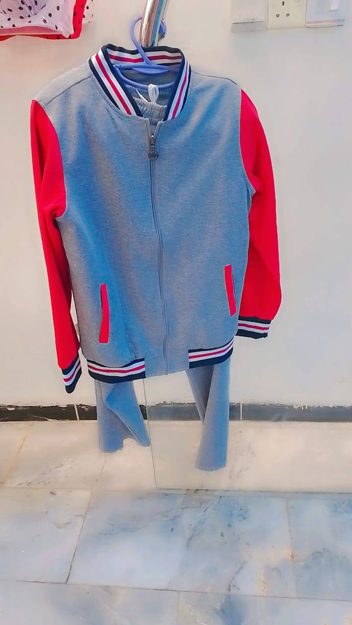 تراكات رياضيه خامته ستن ثخين مبطن سعر ناااار 🔥سعر القطعه 15كل قطعتين 25 يوجد خدمه توصيل للحجز والاستفسار على الرقم ***********
